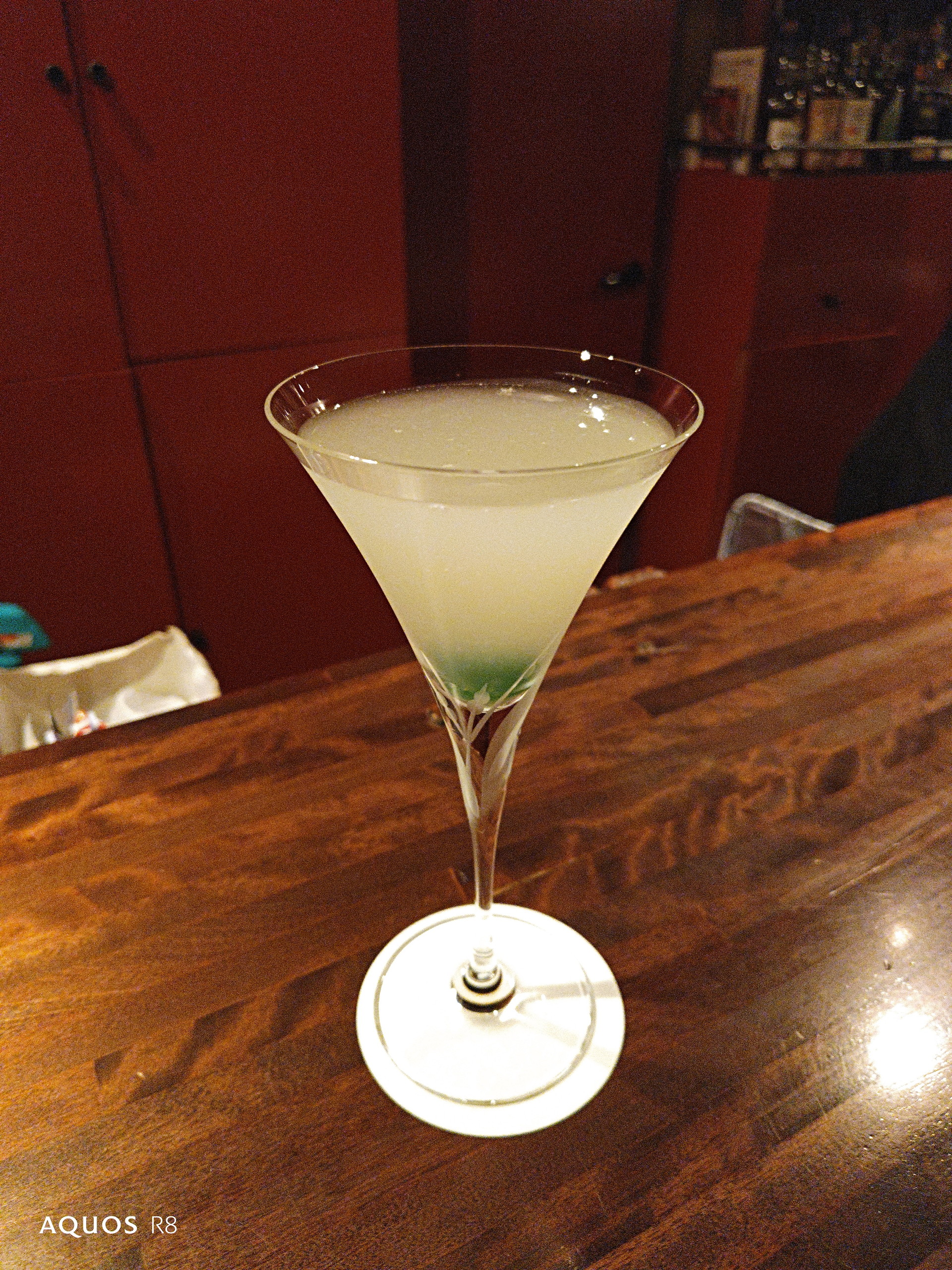 薄暗いバーで撮影。光の影響か、カクテルの色合いか、グラスがややぺったり撮影されてしまった