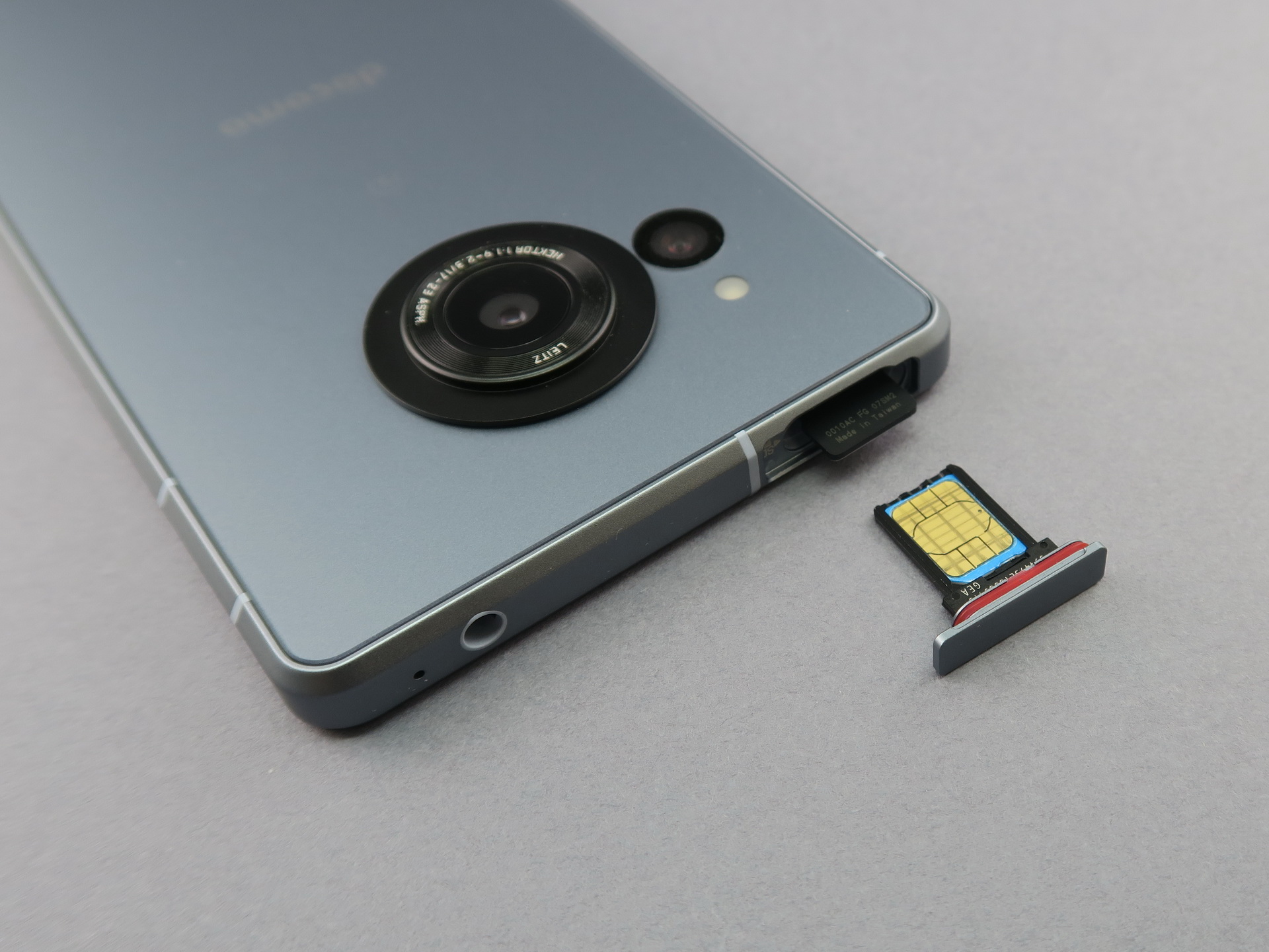 爪などで引っかけて、取り出すことができるSIMカードトレイ。nanoSIMカード1枚のみを装着可能