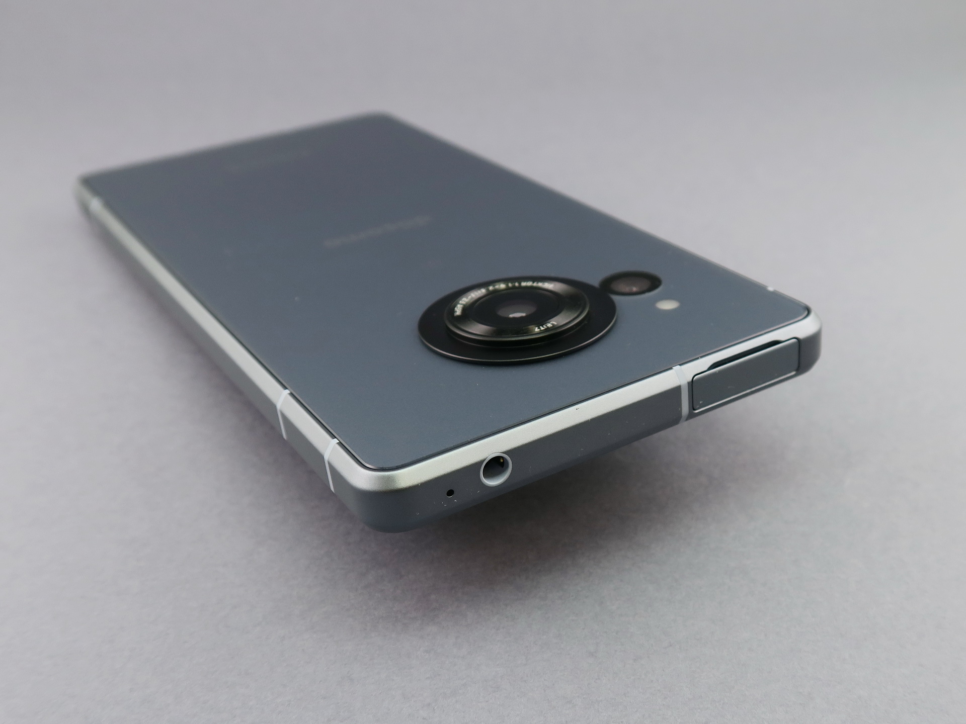 本体上部にはSIMカードスロット、ハイレゾ対応3.5mmイヤホンマイク端子を備える。SIMカードスロットはピンを使わず、爪などで取り出せる構造