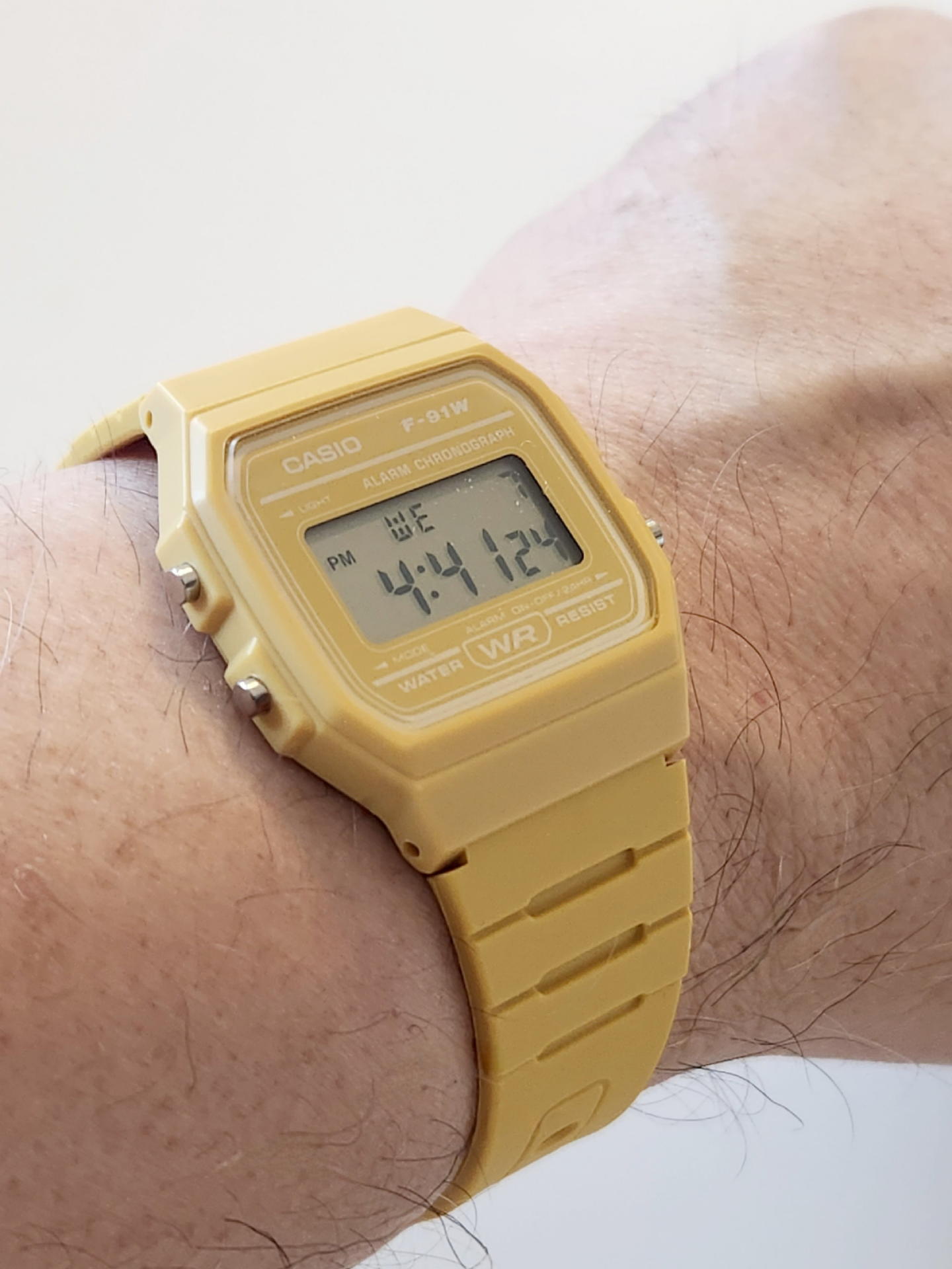 もちろん装着感は従来のF-91Wと100％同じだ