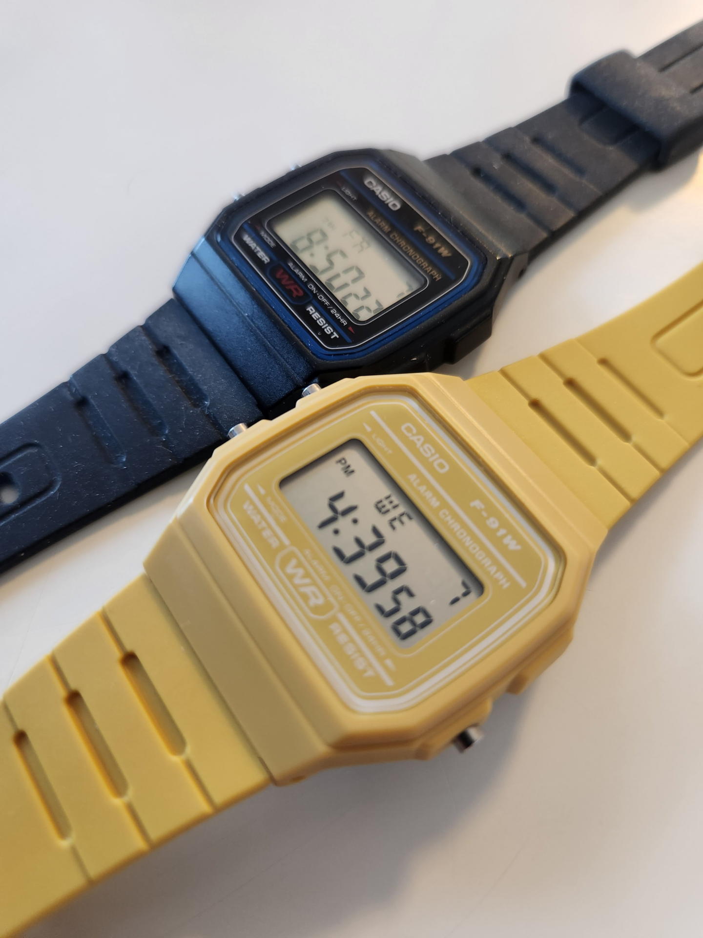 明るい黄色のF-91Wは埃が目立たないのも大きなメリットだ