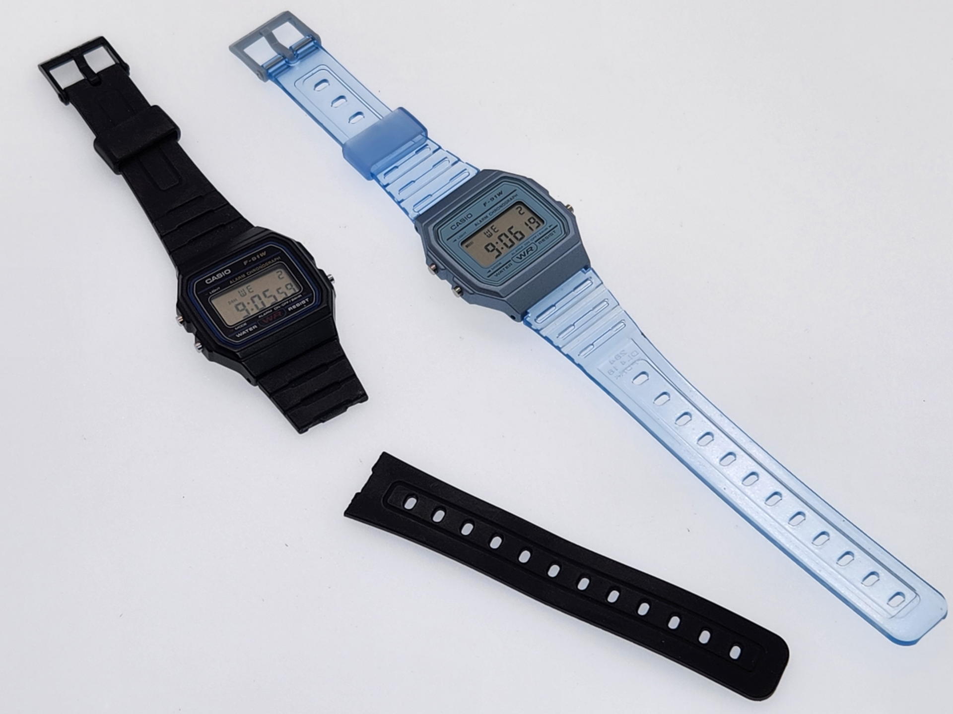 F-91Wのシリコンベルトが切れたので黄色モデルに続いて買った青のトランスルーセントタイプ