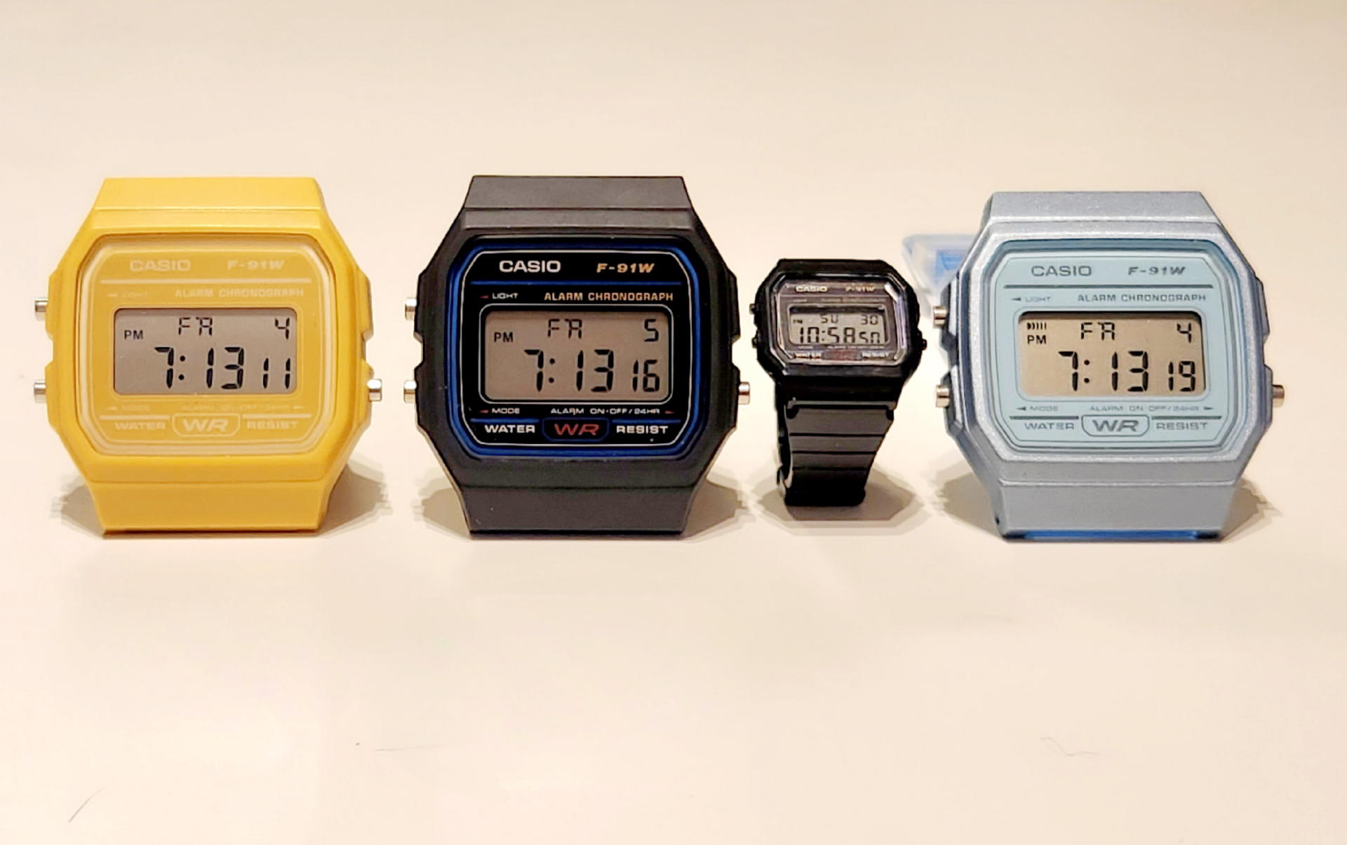 F-91W（黒）のバックアップ機を除いて3色揃った