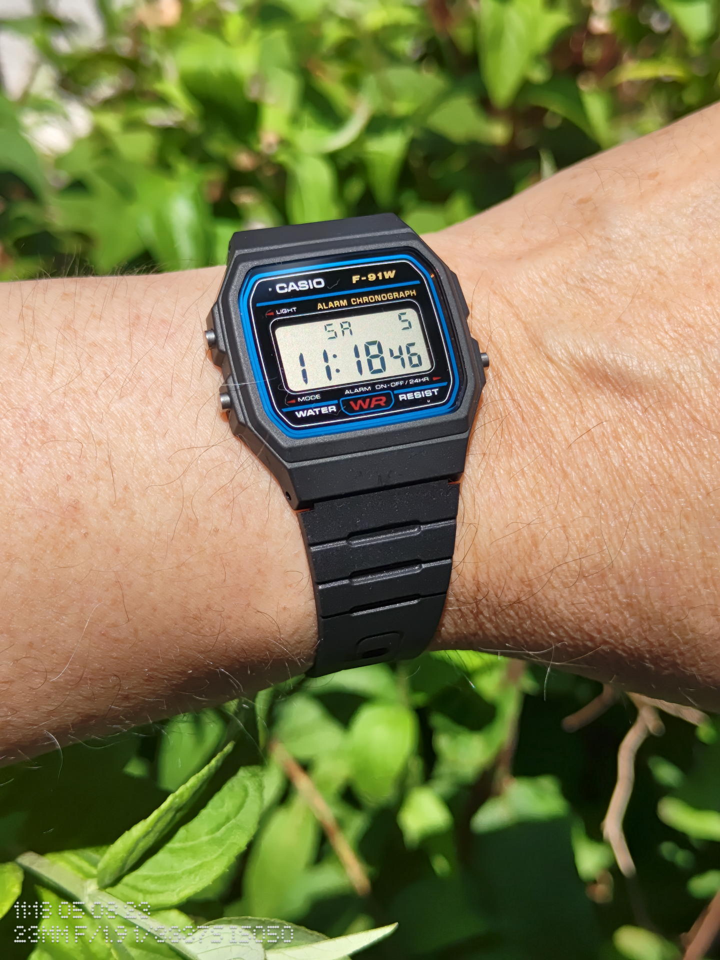 1990年頃から愛用しているF-91W。現在のモデルで10代目くらいかも……