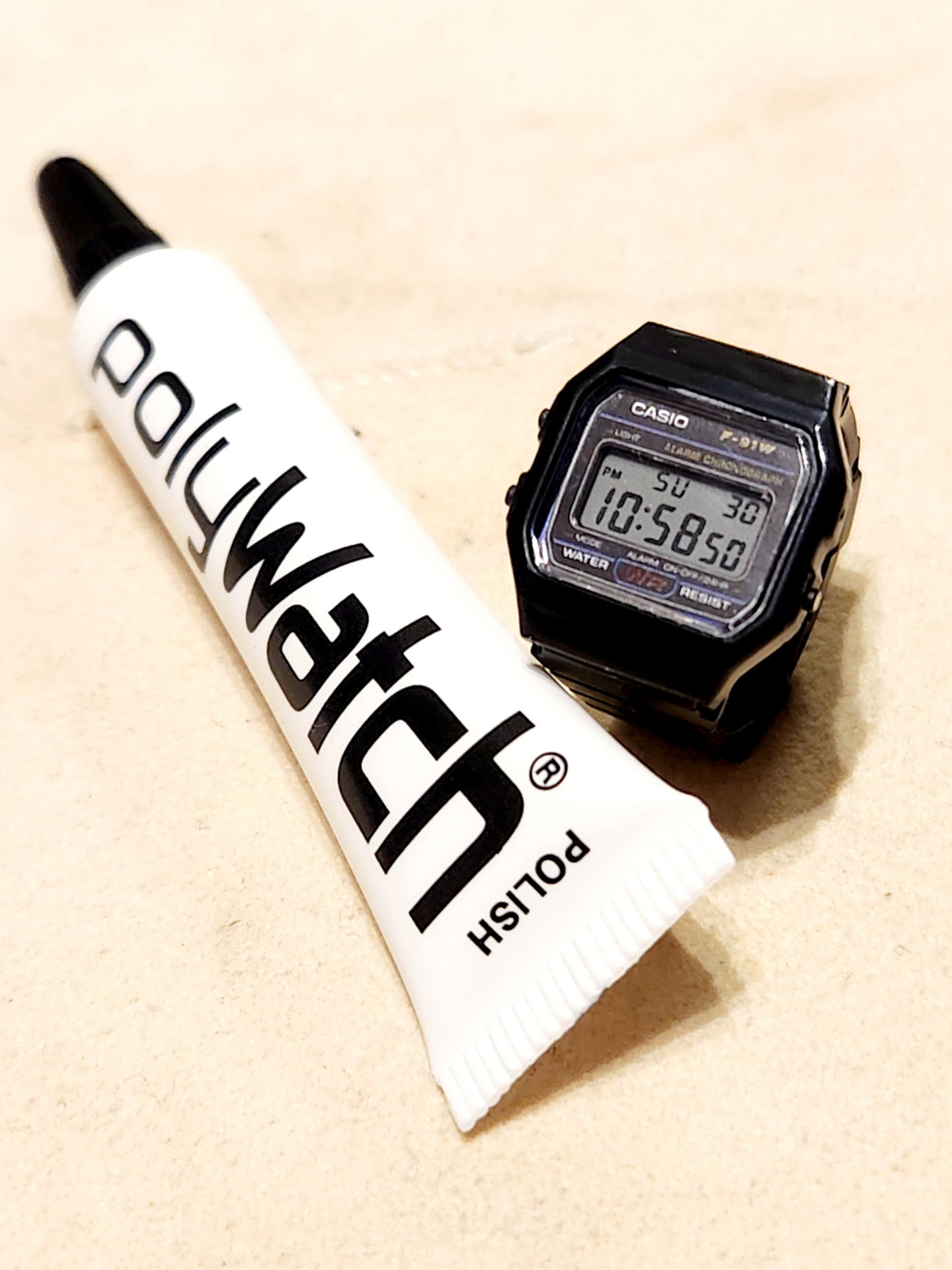 CASIO ウオッチリングコレクションのF-91Wの風貌の細かな傷が気になったので速攻でpolyWatchで研磨してピカピカに……