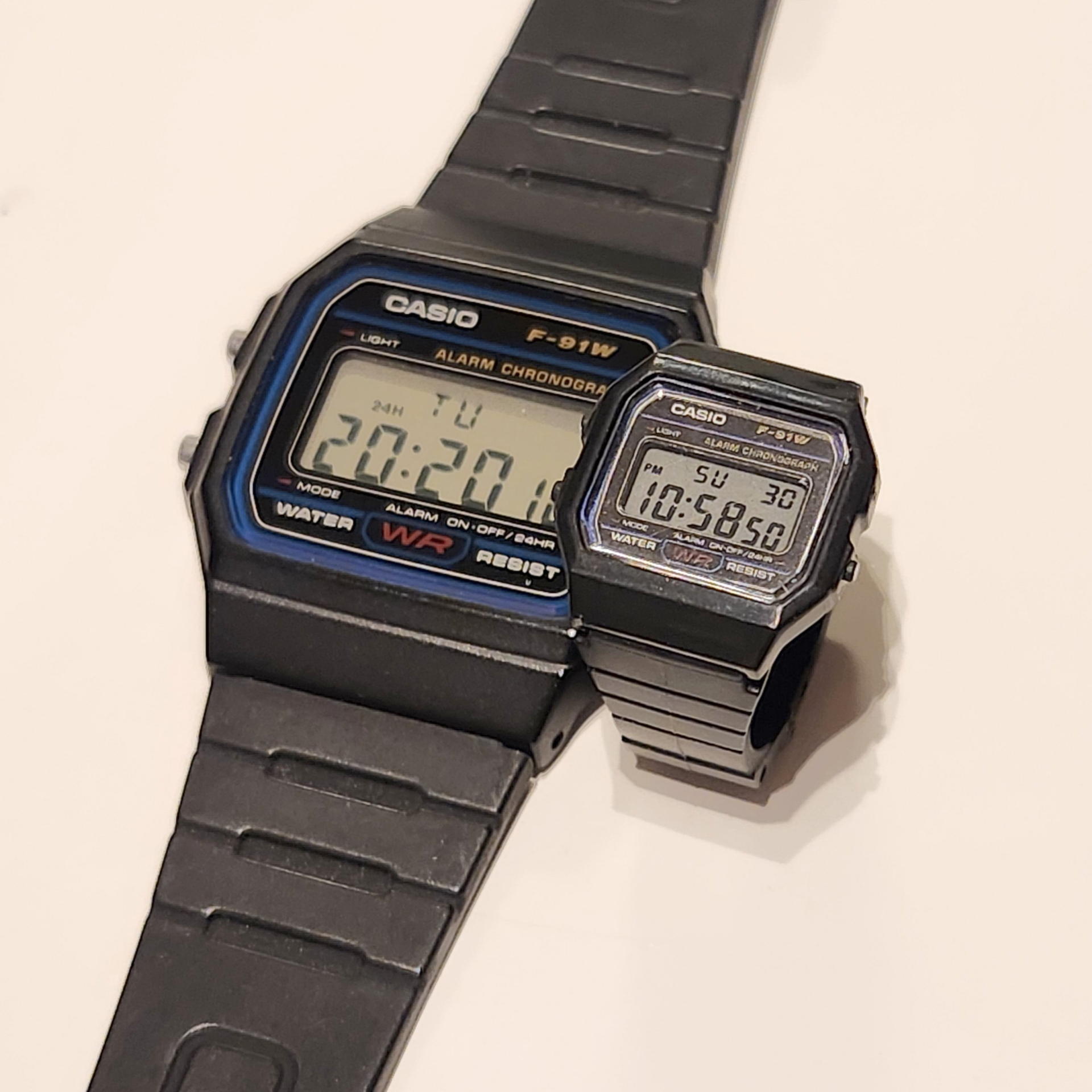 どうせ写真を撮るならホンモノのF-91Wの表示時間もCASIO ウオッチリングコレクションのF-91Wに合わせればよかった。