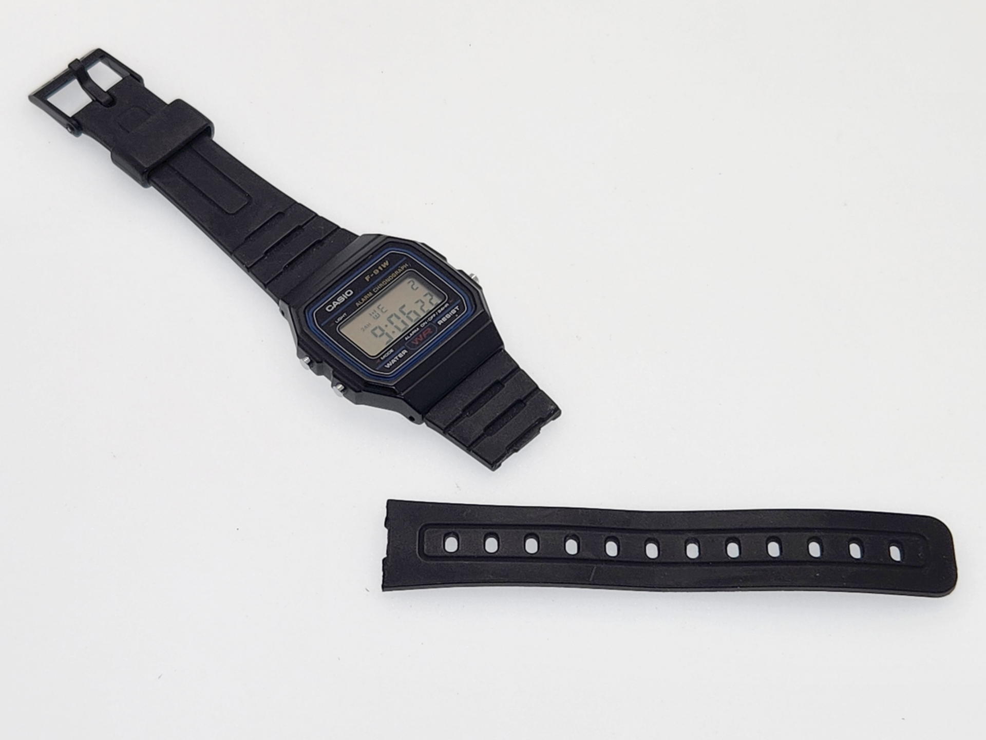 突然ブチっと切れたり折れたりするのがこの系統の腕時計のシリコンベルトの特性だ