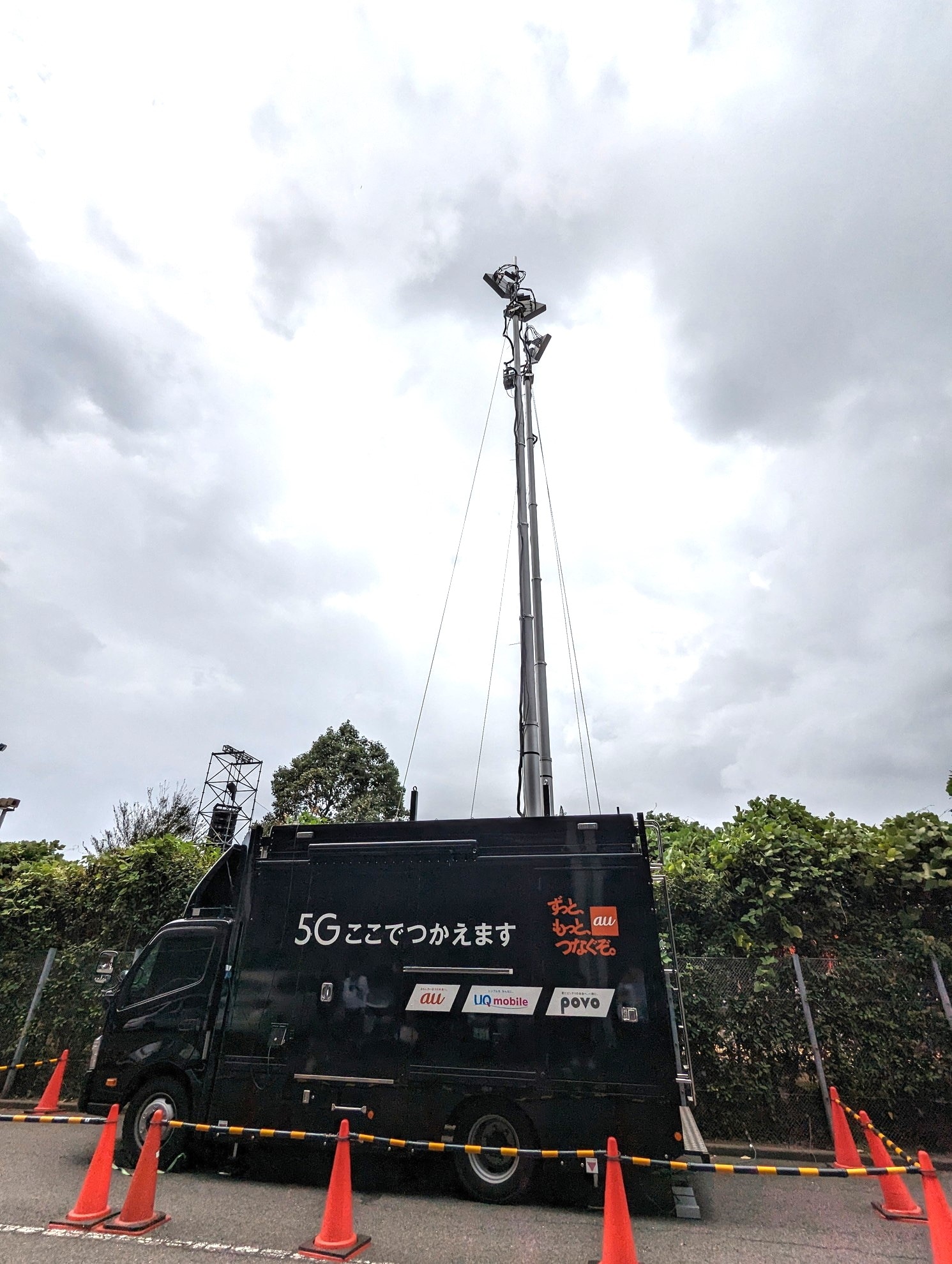 移動基地局のイメージ。携帯電話各社も大規模イベントでは移動基地局を派遣し、対応にあたっています