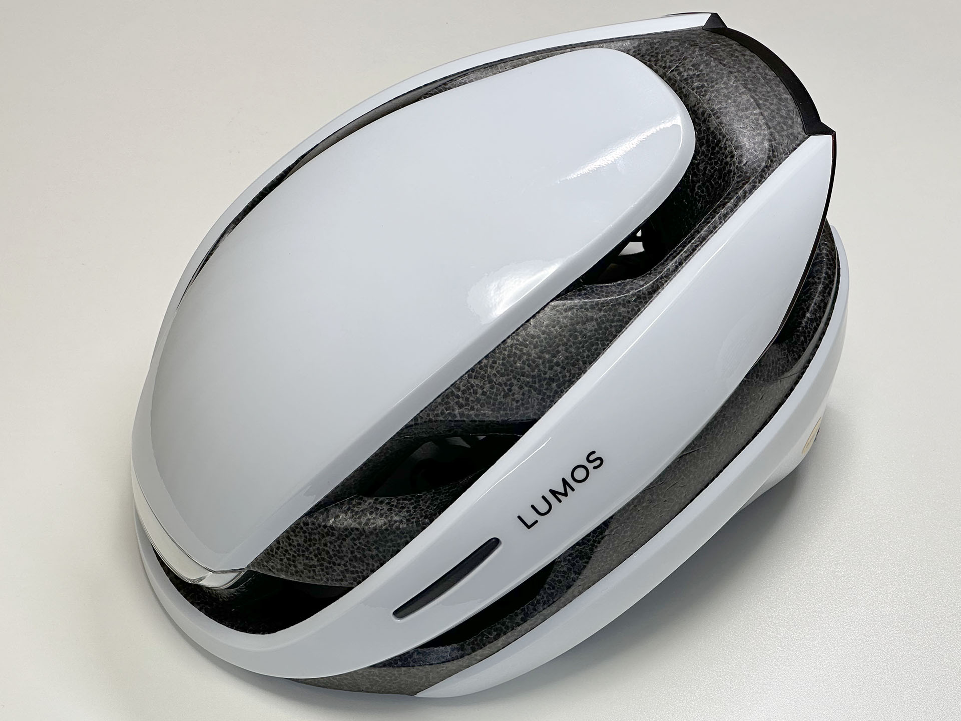 自転車用ヘルメット「LUMOS Ultra」。ヘルメットの前後にLEDライトが内蔵されており、後部LEDライトはウインカーやブレーキランプの役割も果たす。種類や販売店により実売価格レンジに幅があるが、2万5000円前後で売られていることが多い。