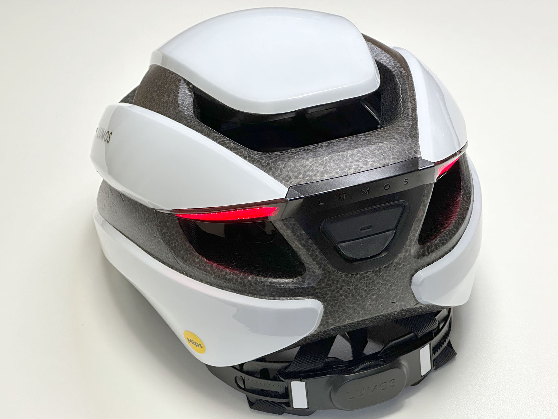 「LUMOS Ultra」の後部にはウインカー機能を持つLEDライトが搭載されている。