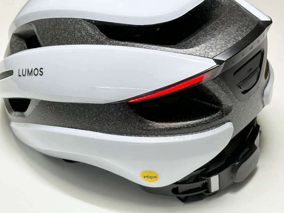 光る自転車ヘルメット「LUMOS Ultra」がハイテク! スマホアプリで