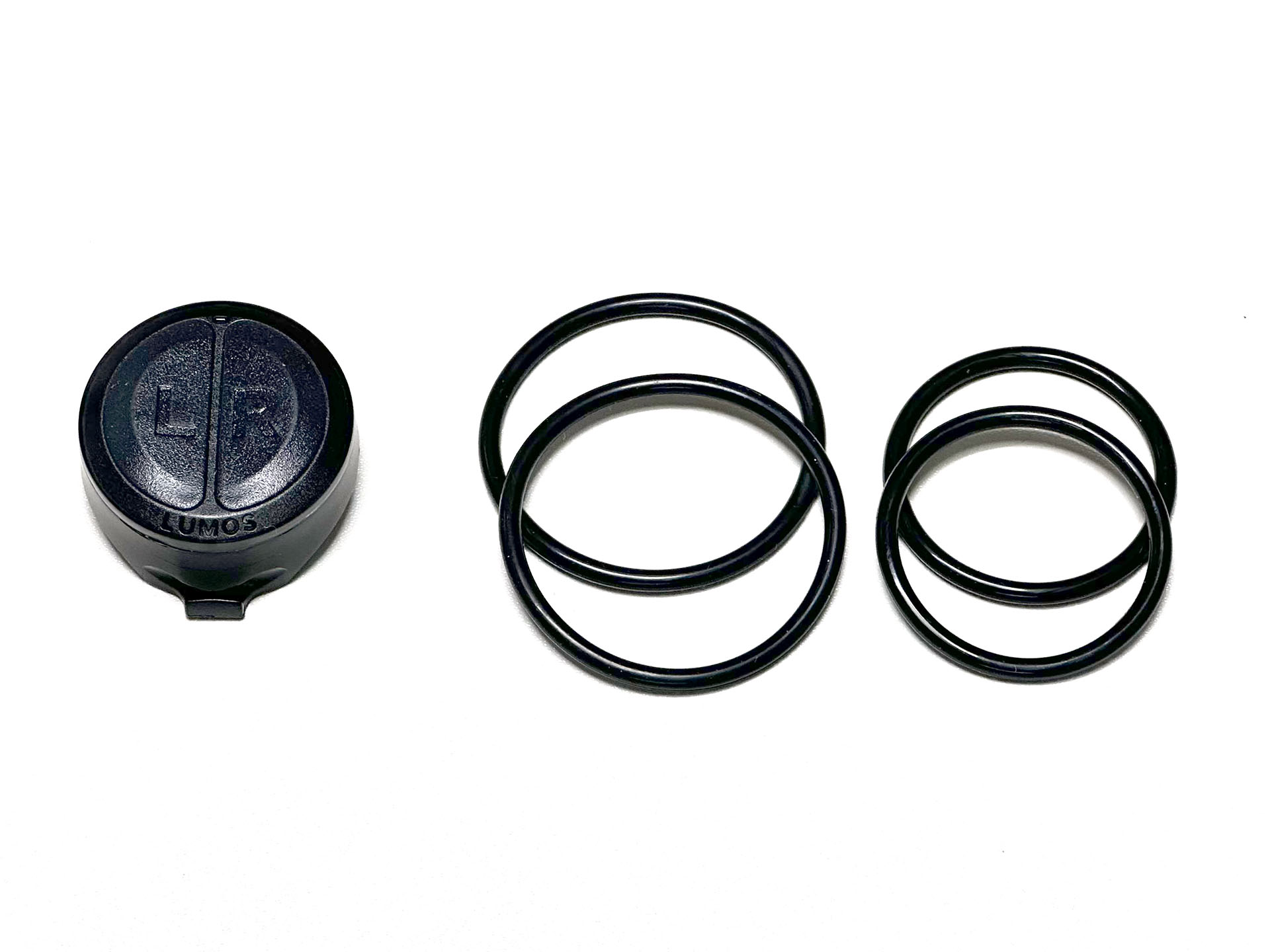 LUMOS Ultraに付属するワイヤレスリモコンは「Remote Lite」。3Vリチウム電池（コイン電池）のCR2032を入れて使う。これでヘルメットのウインカー機能を操作する。同梱のラバーリングで自転車のハンドルに装着して使う。