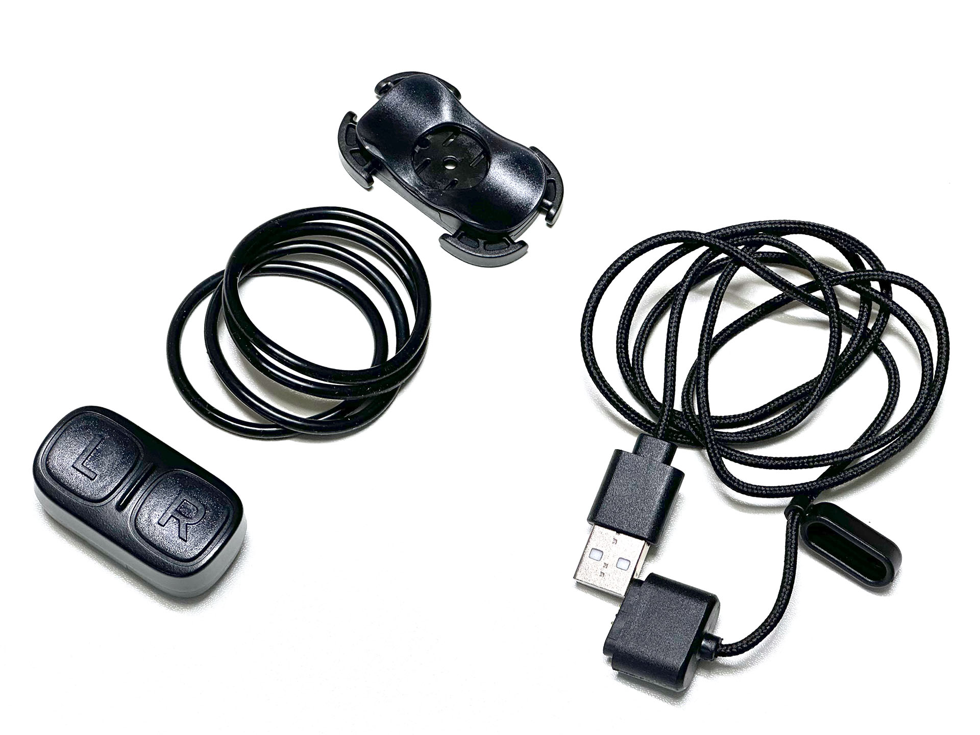 こちらは別売のワイヤレスリモコン「Remote（写真はセット品）」。これを使うとヘルメットの自動ブレーキライト機能が動作する。USB充電式ではあるが、専用のマグネット式ケーブルをUSB-Aポートと接続して充電する。同梱のラバーリングで自転車のハンドルに装着して使うが、リモコン部分とマウント部分が分かれているちょっと凝ったつくり。お値段ちょっと張って「Remoteセット」が6480円。セットには充電用の専用ケーブルが含まれている。「Remote」単体でも買えるが、専用ケーブルを使わないと充電できない。