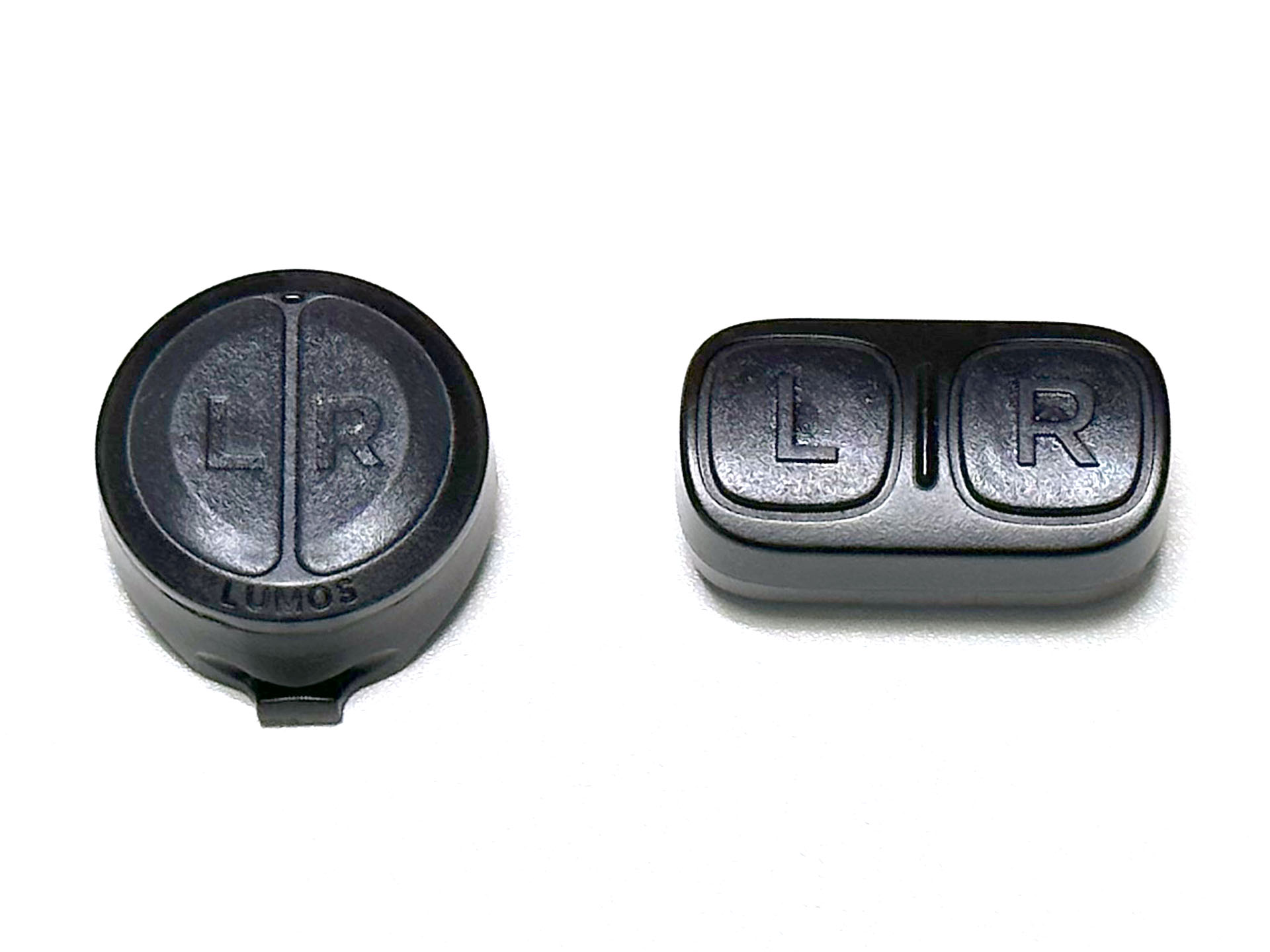 前述のとおり、ワイヤレスリモコン「Remote Lite」（丸いほう）は3Vリチウム電池のCR2032で動作。自動ブレーキ対応ワイヤレスリモコン「Remote」（四角いほう）はUSB充電式（要専用ケーブル）。