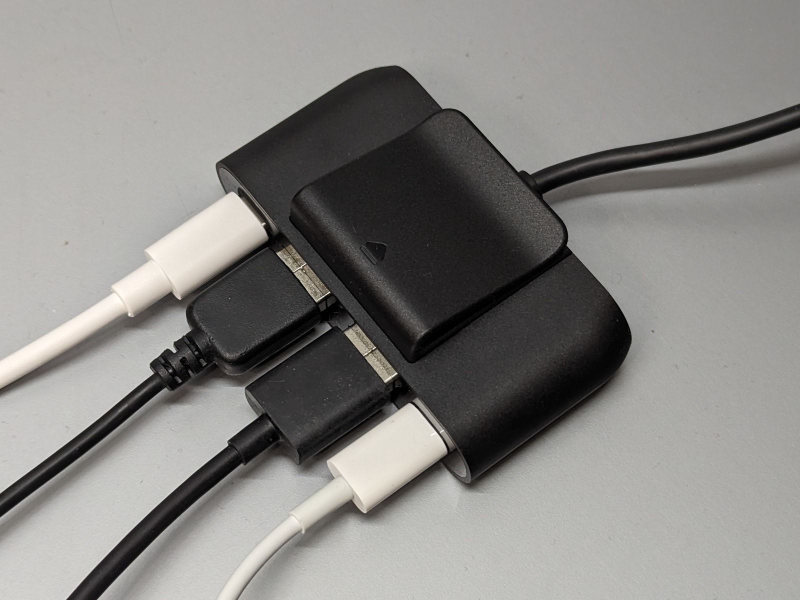 4つのポートで同時充電が行える。この場合の出力は各7.5W（5V/1.5A）になる