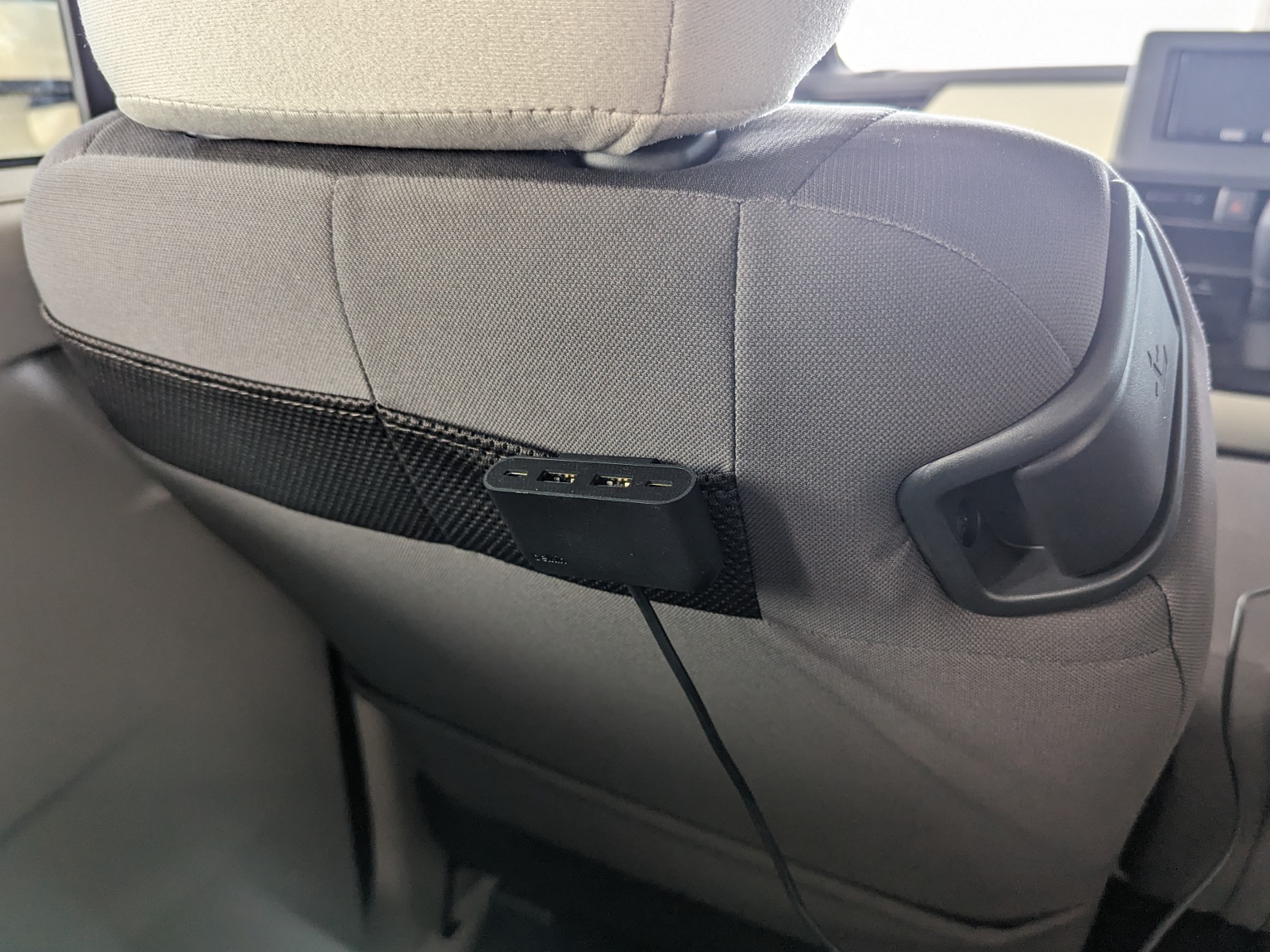 実際に後部座席まで延長させたところ。クリップを使って後部座席にひっかけておける