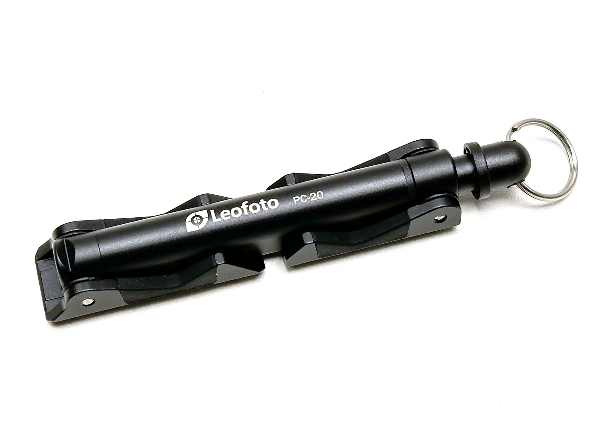 LeofotoのPC-20は非常に細いスマートフォンホルダー。ホルダーとは思えないサイズで、たたんだ状態のサイズは86×15mm。重さは19g。メーカー価格は3960円。