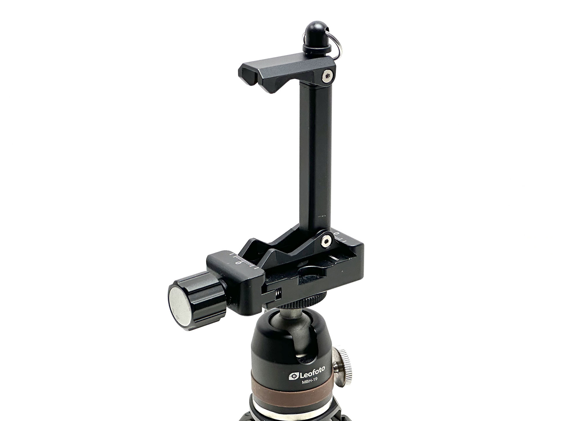 アルカスイス互換で、雲台がアルカスイス互換なら、三脚にセットするのが非常に容易。ただしPC-20には三脚ネジ穴がないので、一般的なカメラネジにカメラを固定するタイプの三脚では使えない。