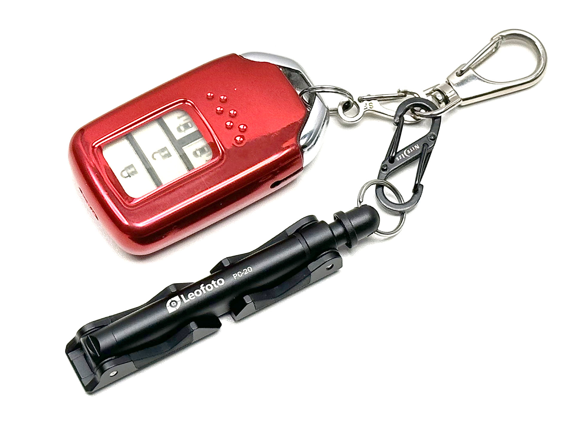 キーホルダーにつるすなどして持ち歩ける。カメラバッグにつるすのもイイすね。