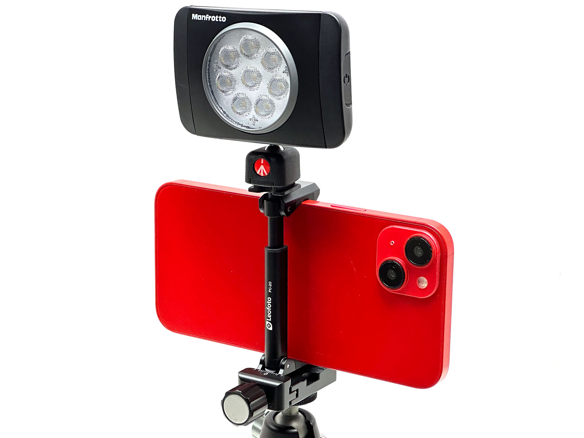 スマートフォンを保持しつつ、上部に三脚ネジ穴があるアクセサリーをセットすることができる。