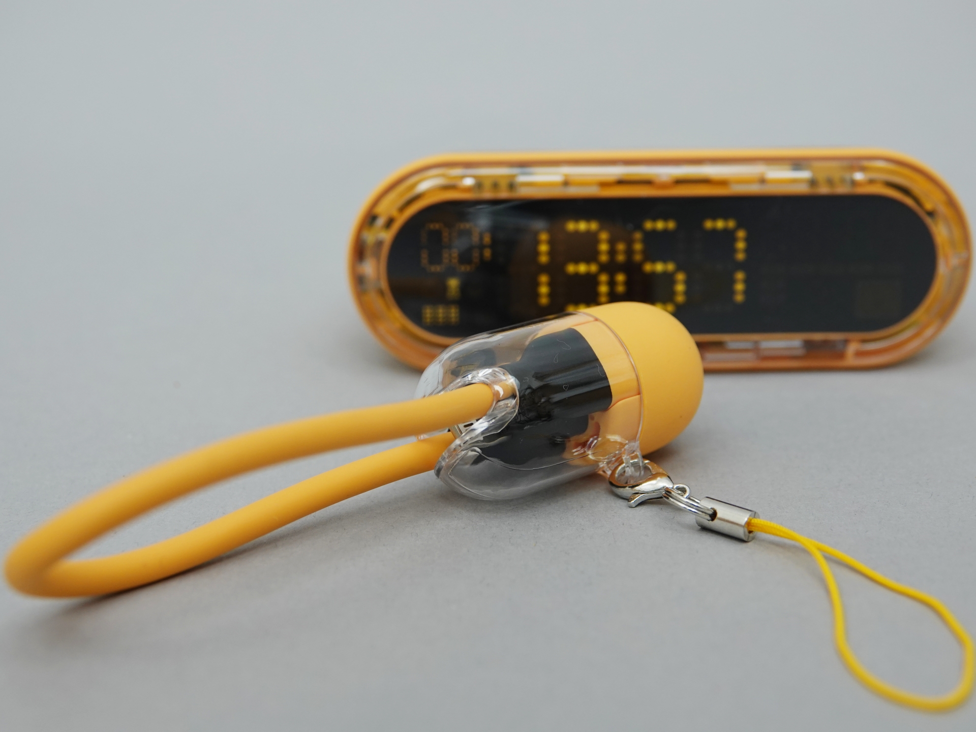 オプションのケーブルストラップ