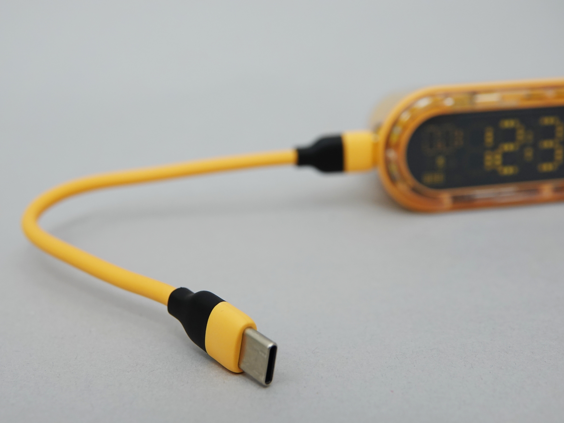 バッテリーを持ってきたのにケーブルがない、という事態を防げる。本体はUSB Type-C端子で本体を充電、または端末を充電する