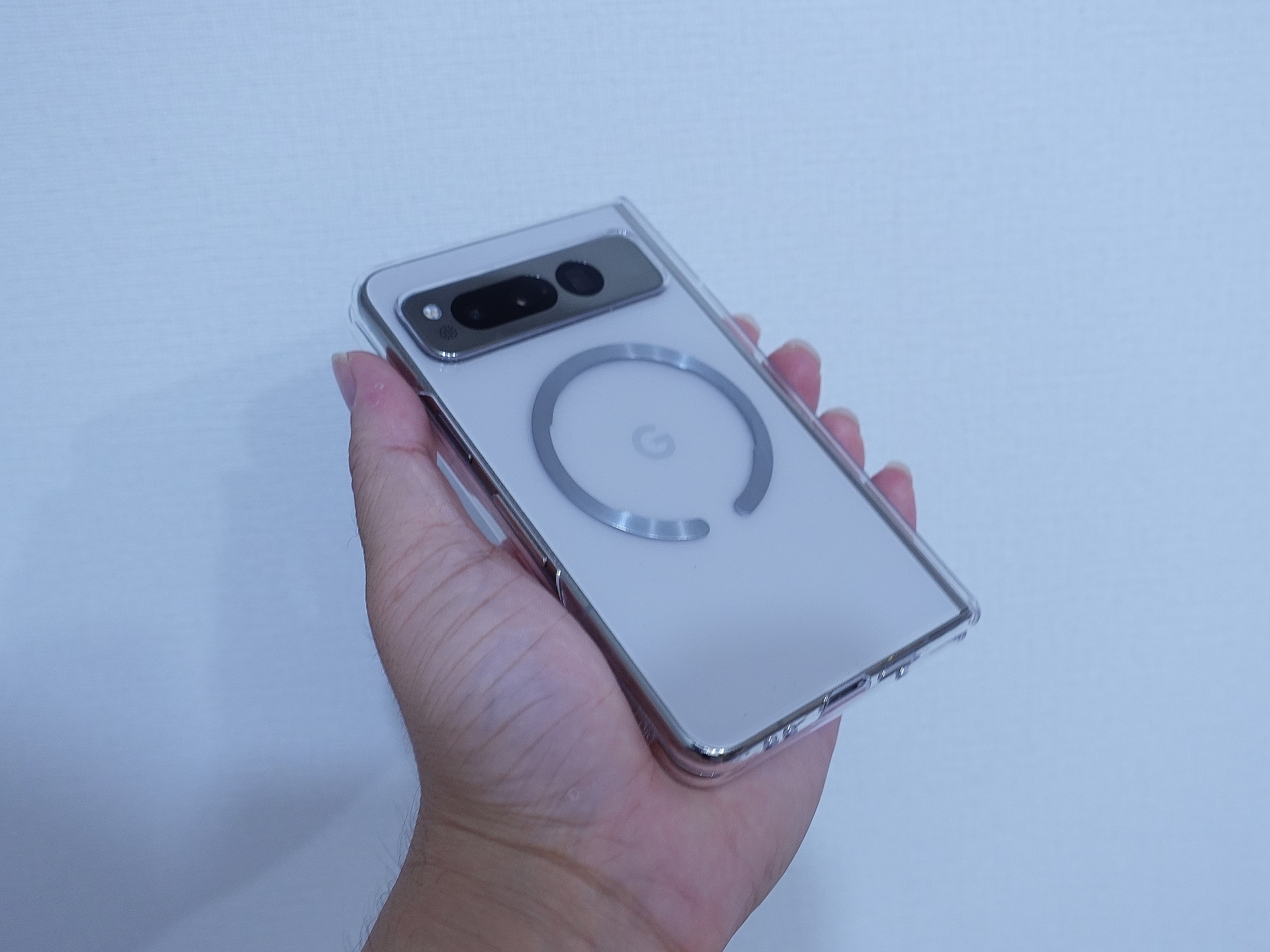 クリアケースにマグネットを貼り付け。ケースのお値段は880円。