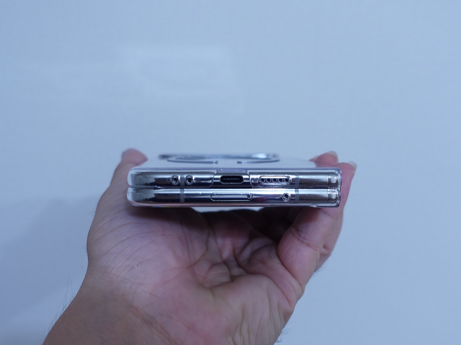 超薄型を名乗るだけあってかなり薄い