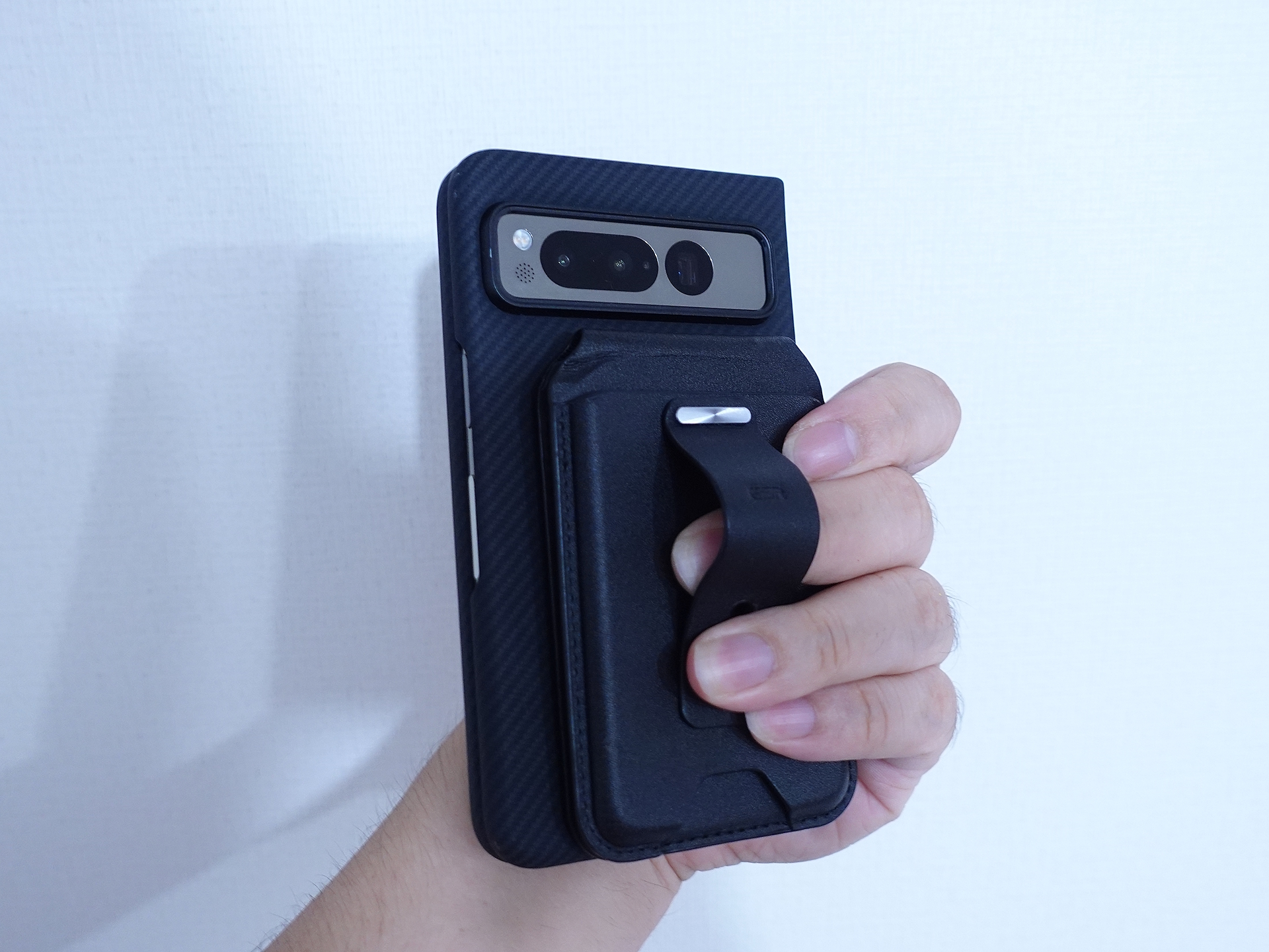 ESRのGeoウォレットスタンド。指を入れてリング的に利用できる。なお、このスタンドはAppleの「Find My」に対応しているのですがPixel Foldでは宝の持ち腐れ