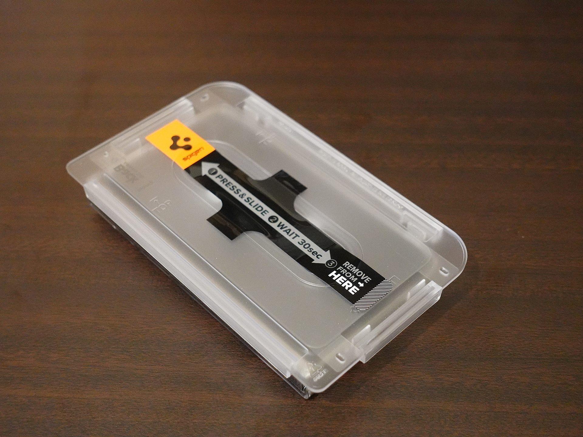 プラスチックケースで本体ごと固定して貼れるのでとても貼りやすいSpigenのフィルム