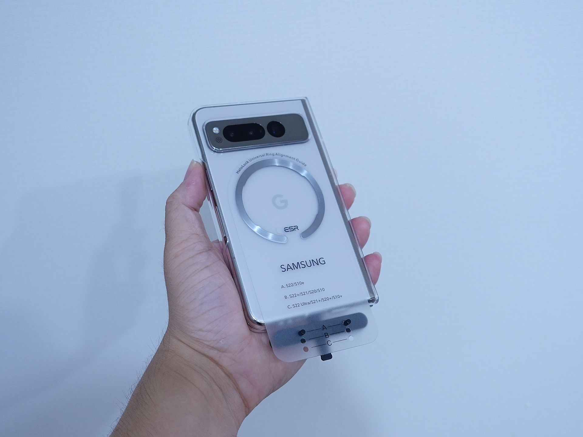 ESRのマグネットはSAMSUNG向けAサイズの位置でぴったり貼り付け