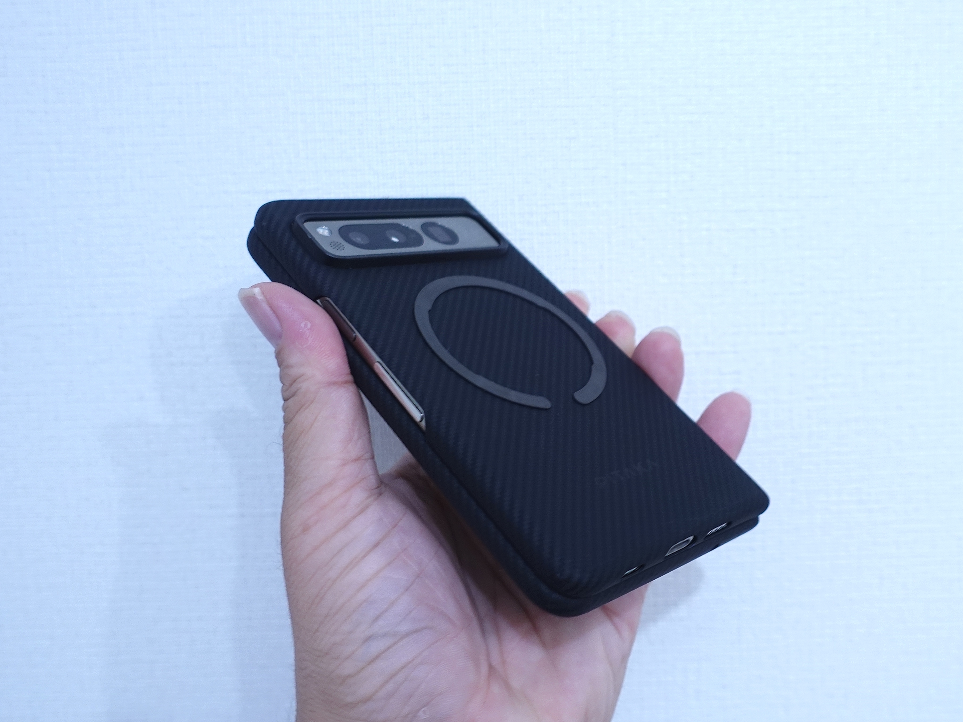 PITAKAのケース。背面にはマグネットリングを貼り付け済み