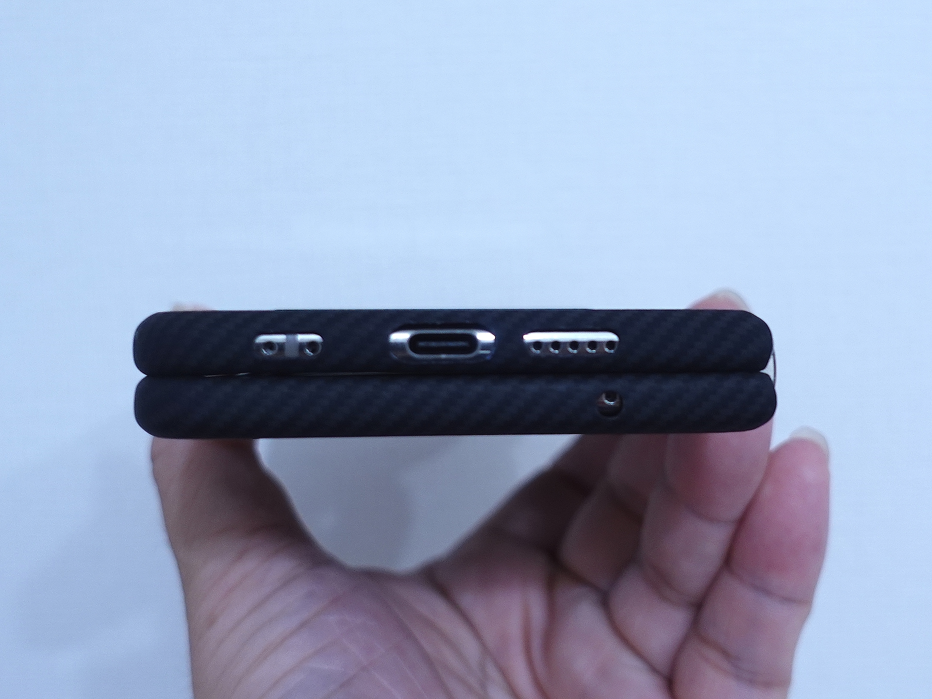 純正よりもわずかながら薄く持ちやすい