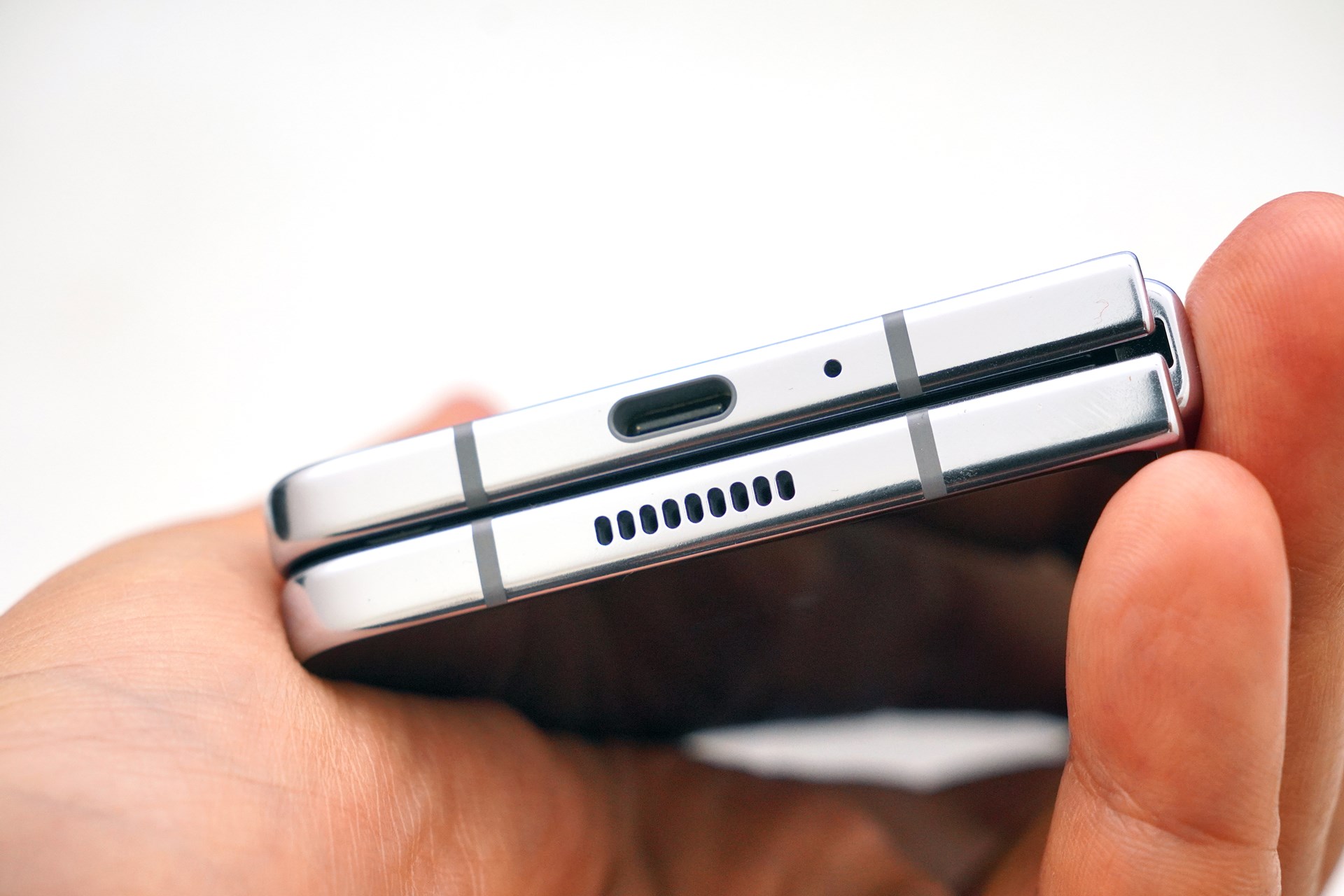 ヒンジ部の厚みが減り、ポケットに入れやすくなった