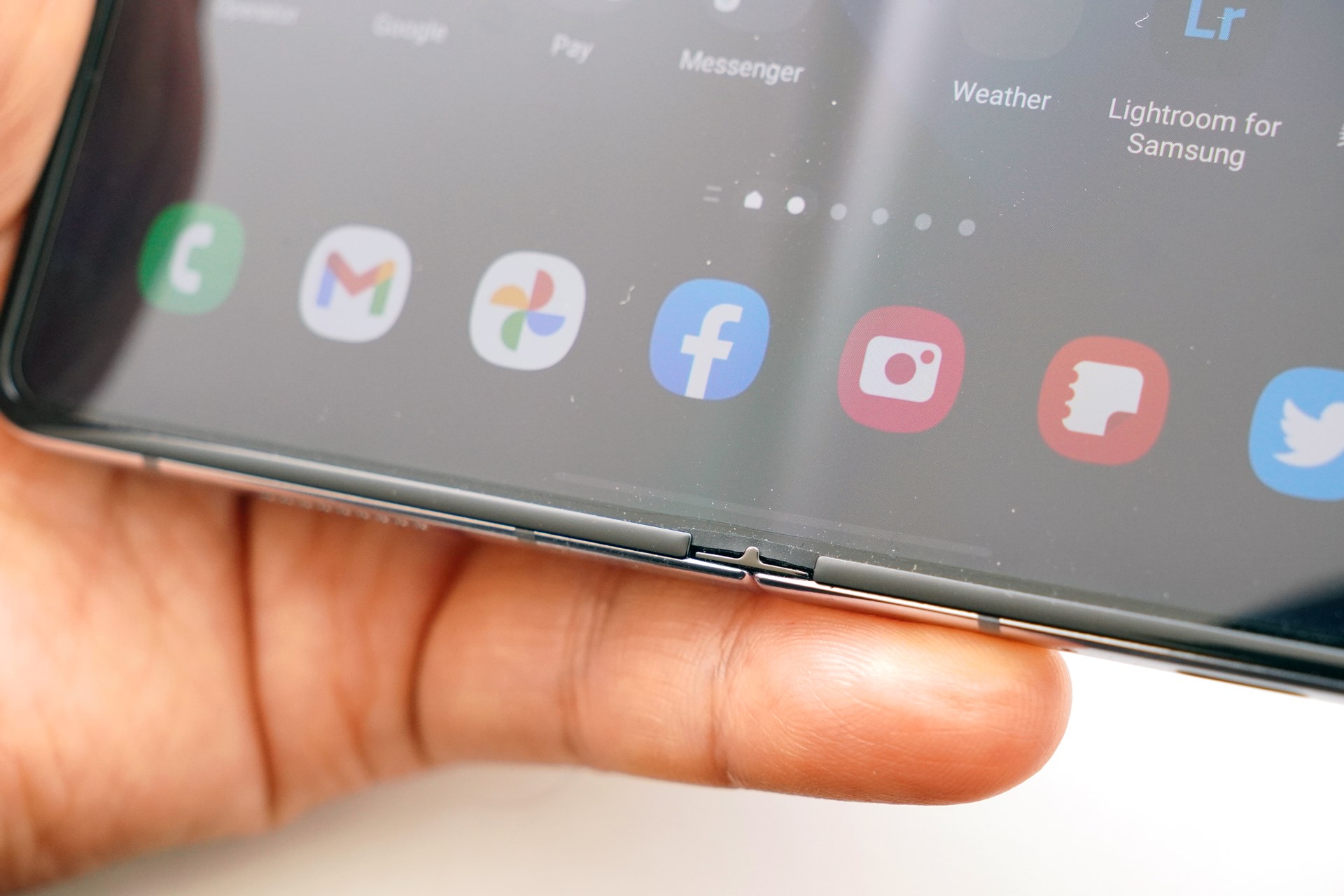 折り目のある中央部上下に、ホコリがつきにくくなったのは、すき間が減った効果と言えそうだ