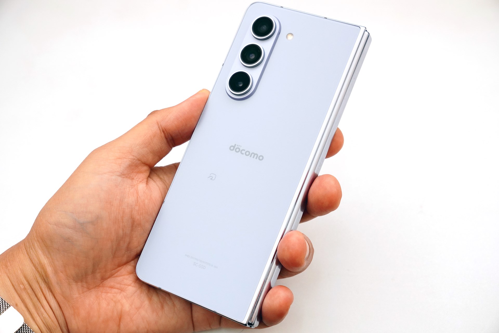 購入したのはアイシーブルー。これまで日本で発売されてきたGalaxy Z Foldシリーズは暗めの色が多かっただけに、新機種感がある