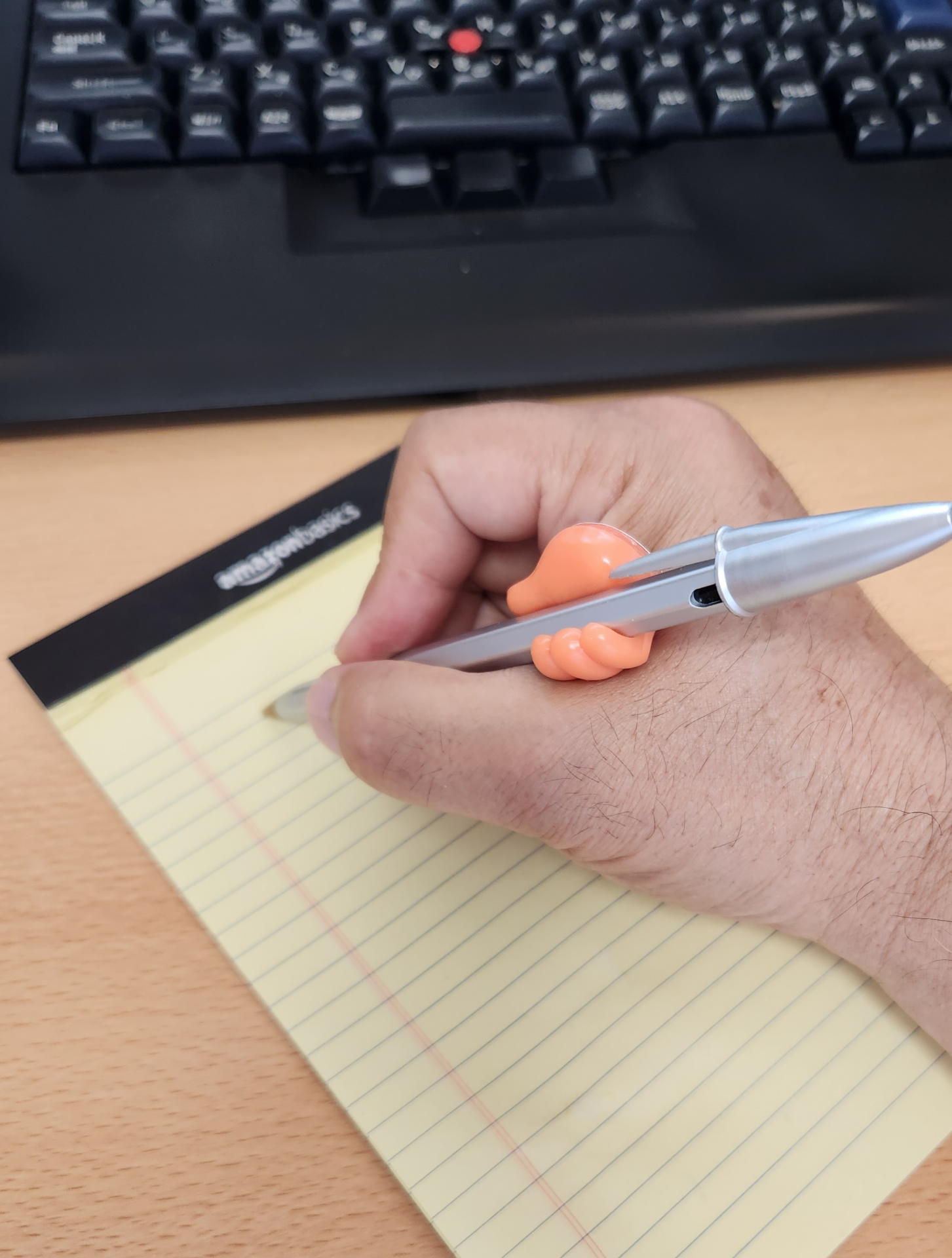 丸軸の筆記具やスタイラスの回転落下防止のストッパーとしても使えそうだ