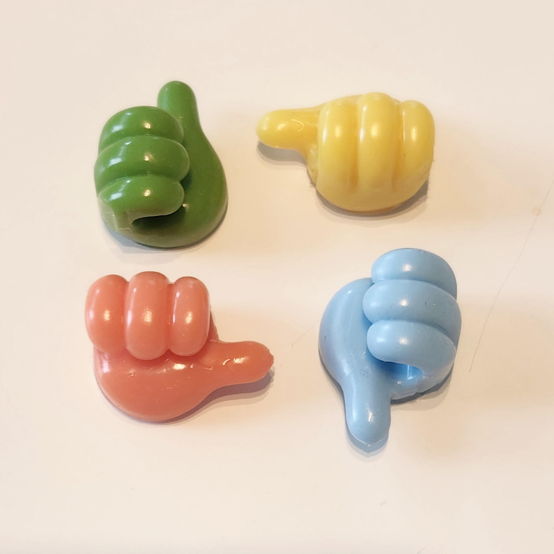 工夫次第でどんどん使い道と楽しさが広がる汎用のケーブルホルダーがお薦め