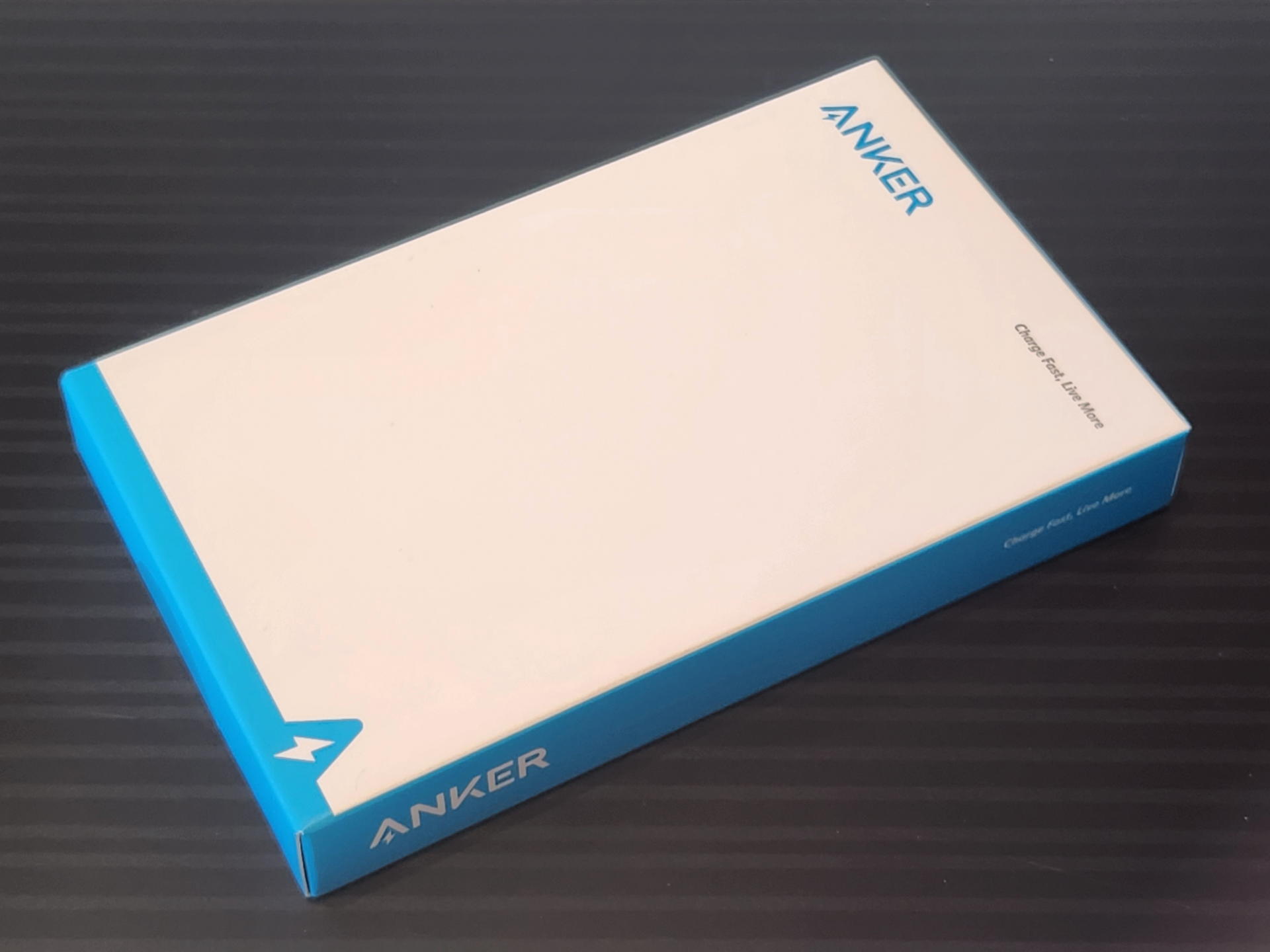 一般的に最もユーザが多そうなANKER社のケーブルホルダー。マグネットと両面テープで何処でも固定して使える。黒色は細かな埃がつくのが難点だ