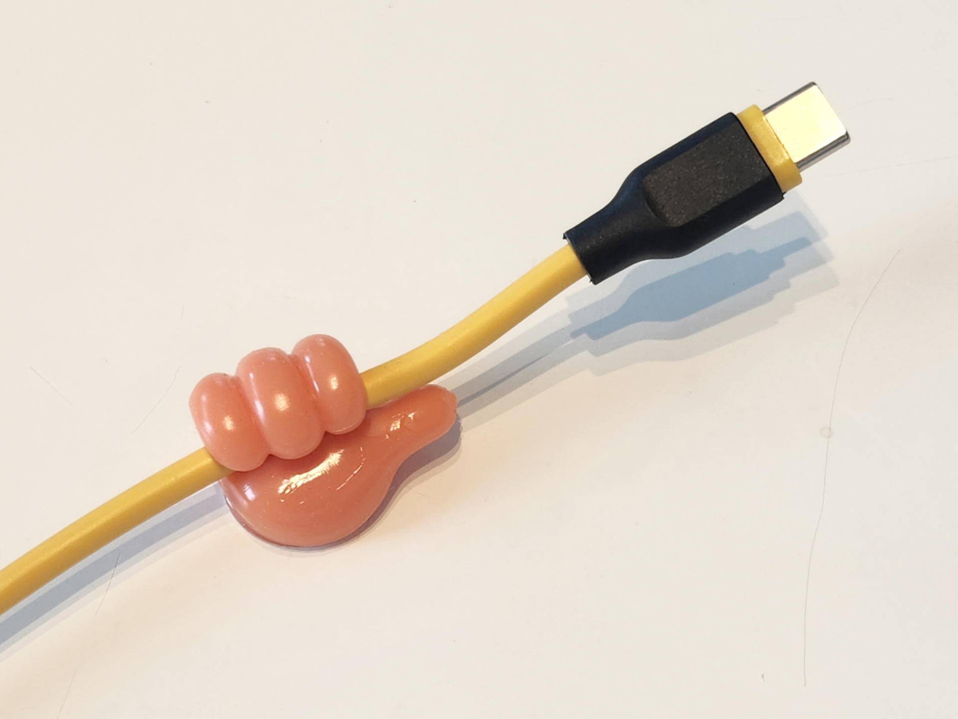 普通のケーブルホルダーとしてもペンや歯ブラシのホルダーとしても使える