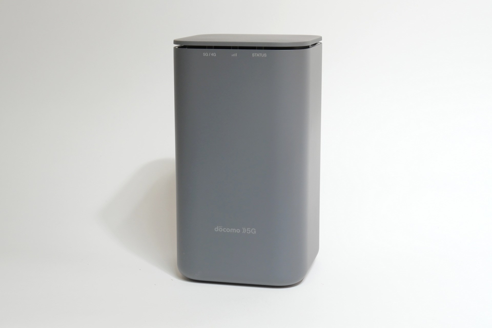 昨年以来、実家に設置して利用しているNTTドコモの「home 5G HR01」