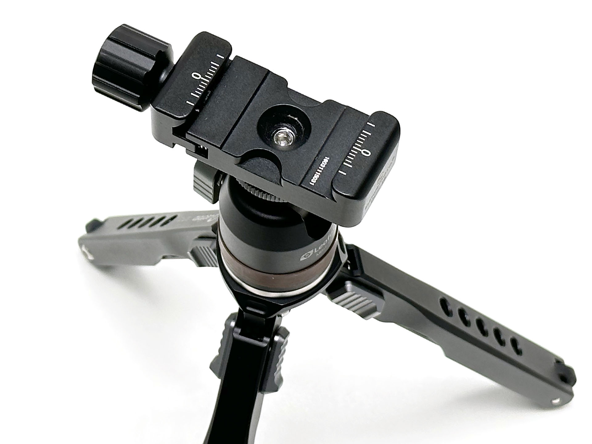 こちらは三脚側。ミニ三脚にアルカスイス互換クランプを装着している。