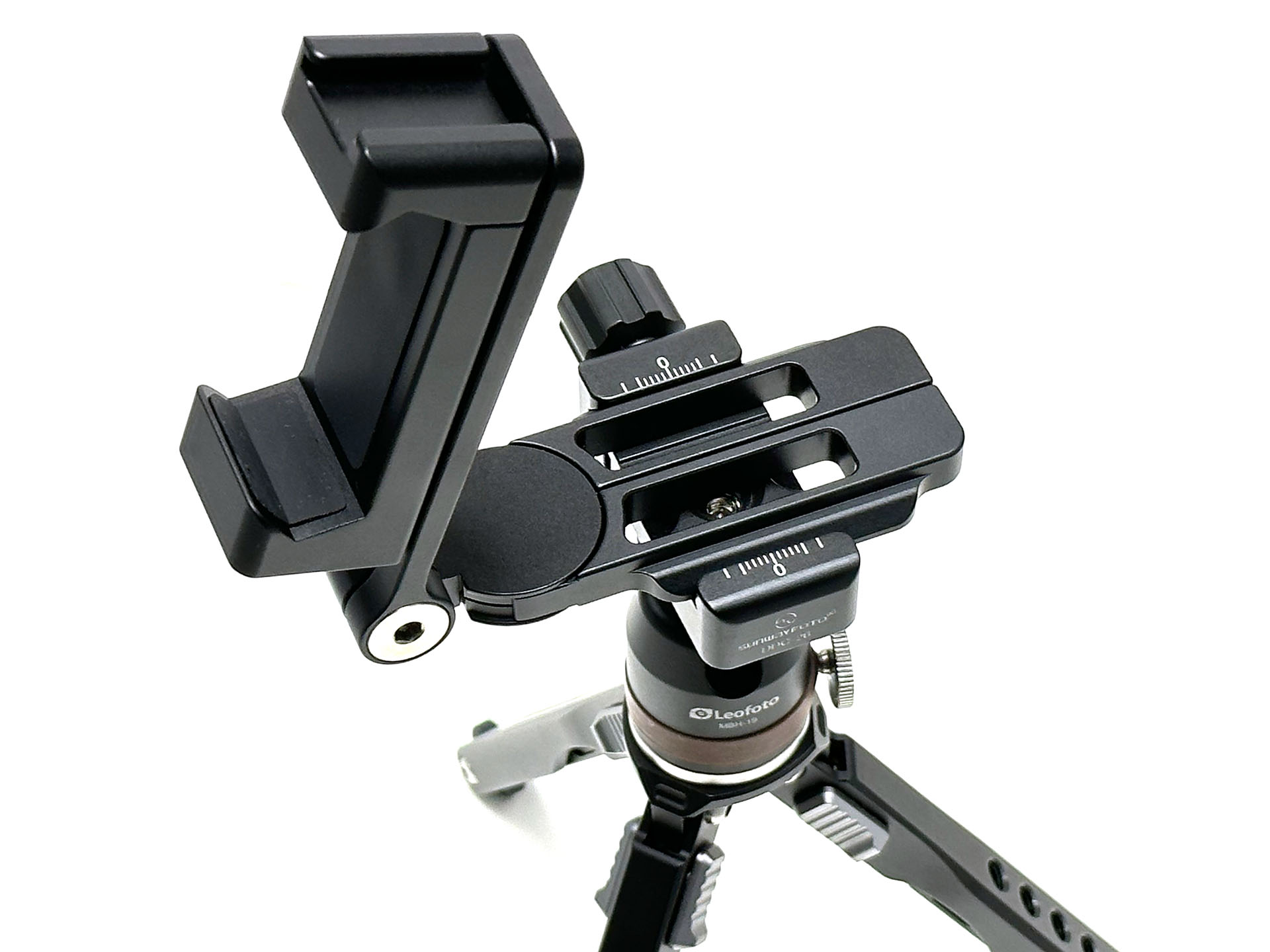 ホルダーの脚を三脚のクランプにセット。脚をクランプに滑り込ませてツマミを少し締め込めばしっかりセットされる（ほかのアルカスイス互換プレート・クランプも同様）。