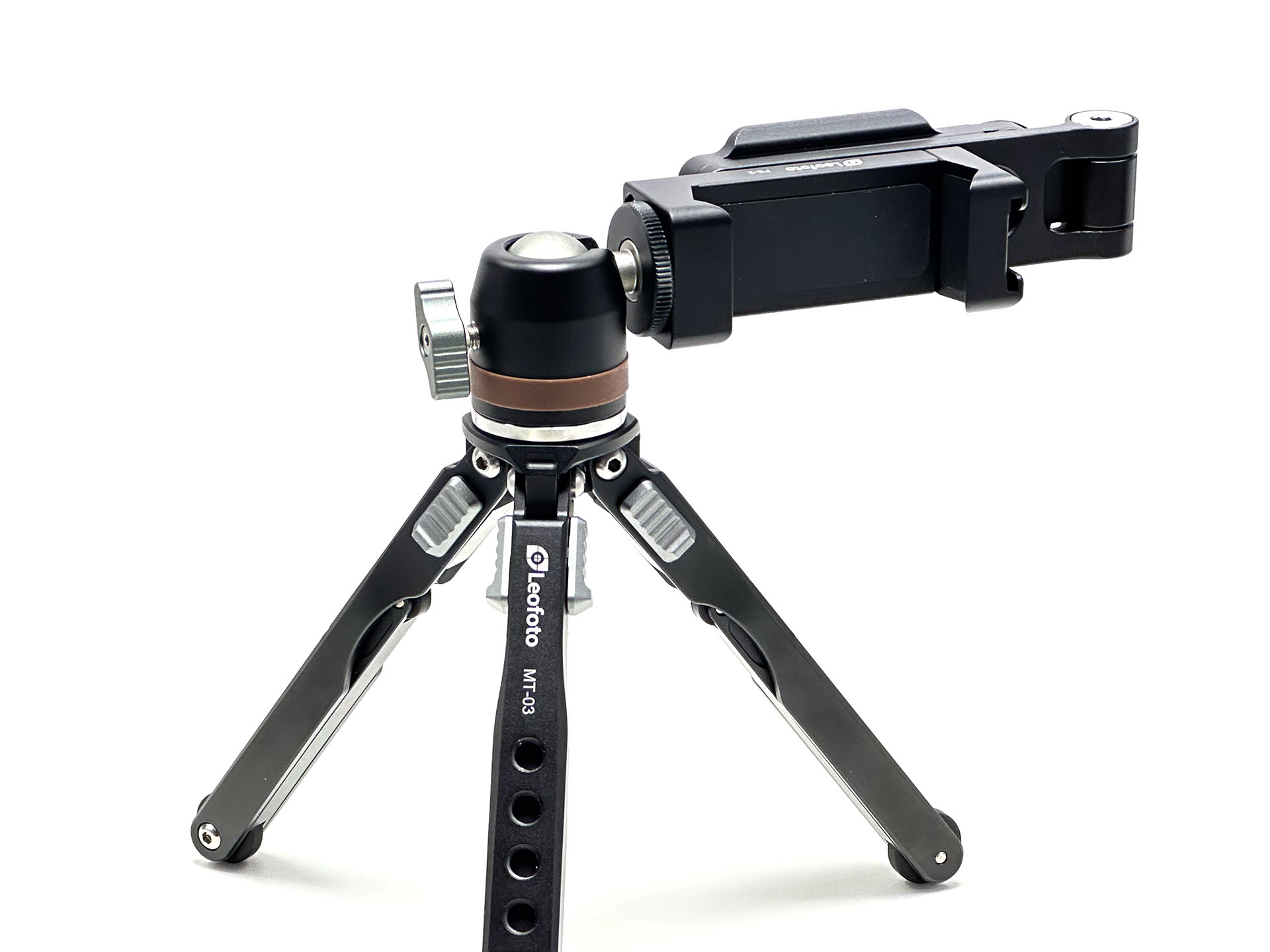 こちらはスマートフォンを縦位置に装着できるセット方法。ただしミニ三脚だとけっこうバランスに問題が出てくるかもしれない。