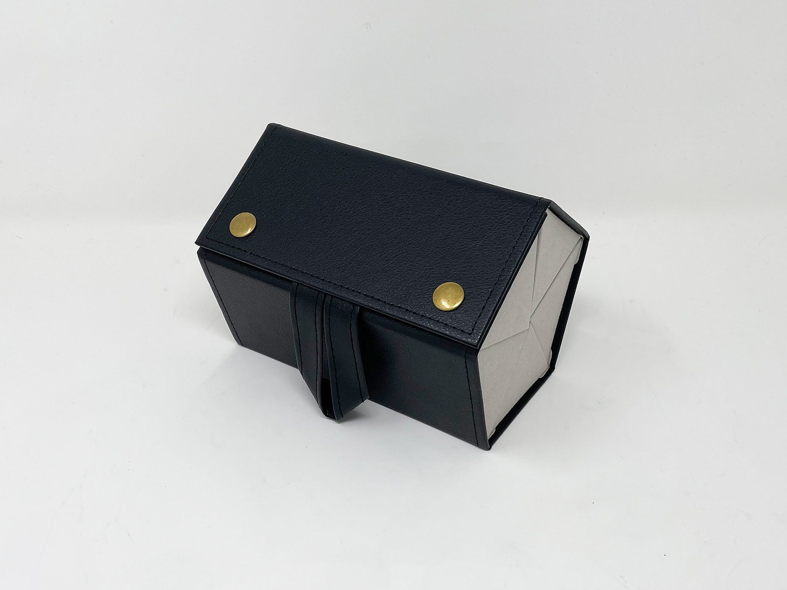 SYALEOのメガネ収納ケース。ぱっと見は5角柱状の小箱です。