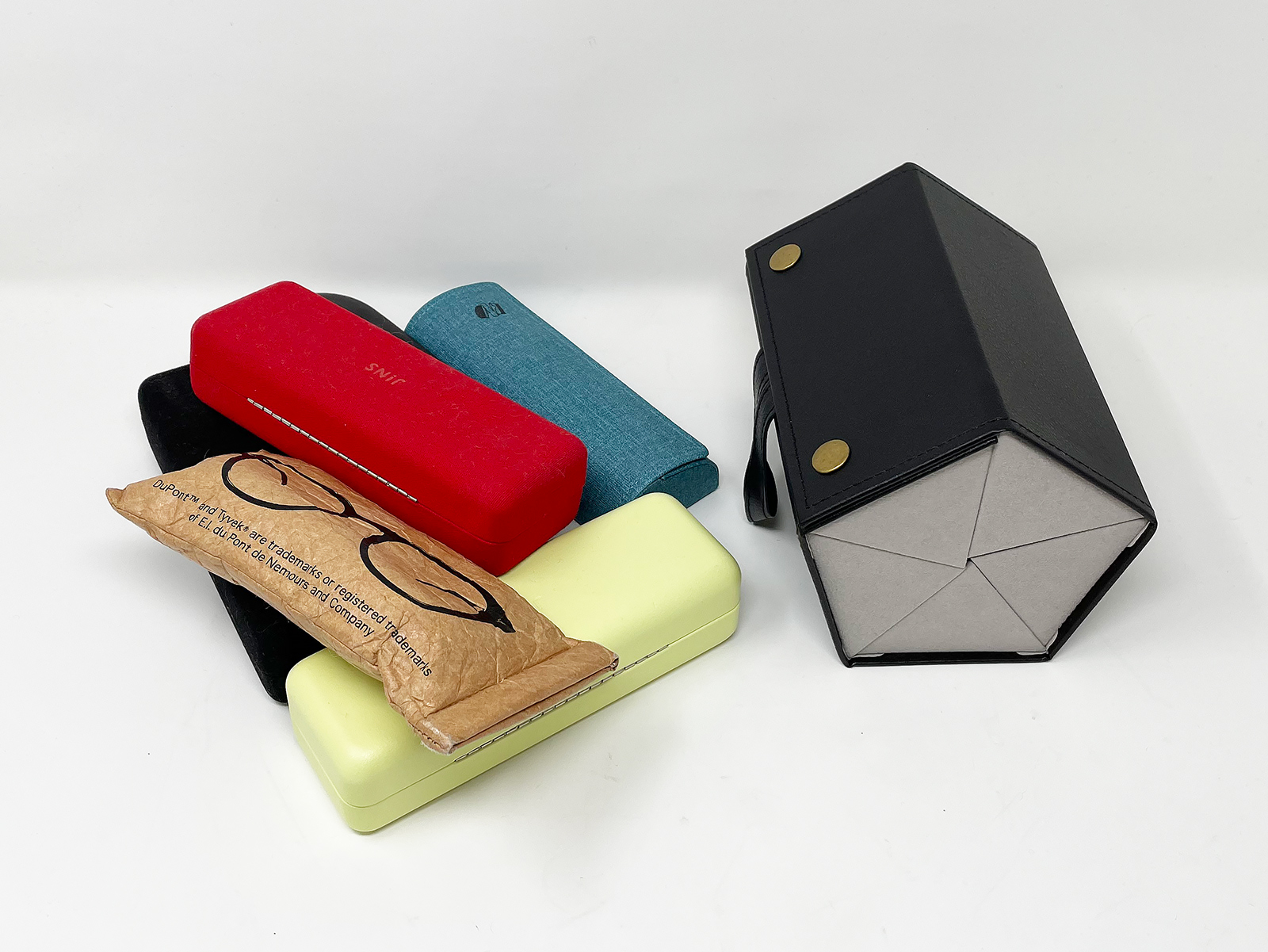 メガネ5本ぶんのメガネケースは地味に邪魔ですが、まとめてケースに入れればスッキリとまとまります。