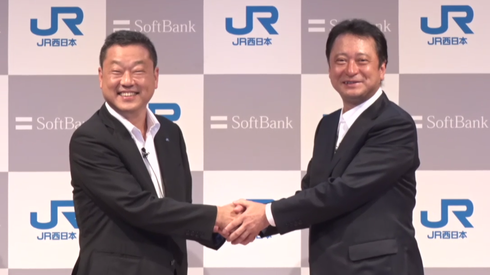 左：JR西日本 代表取締役 副社長兼執行役員 鉄道本部長の中村 圭二郎氏、右：宮川氏