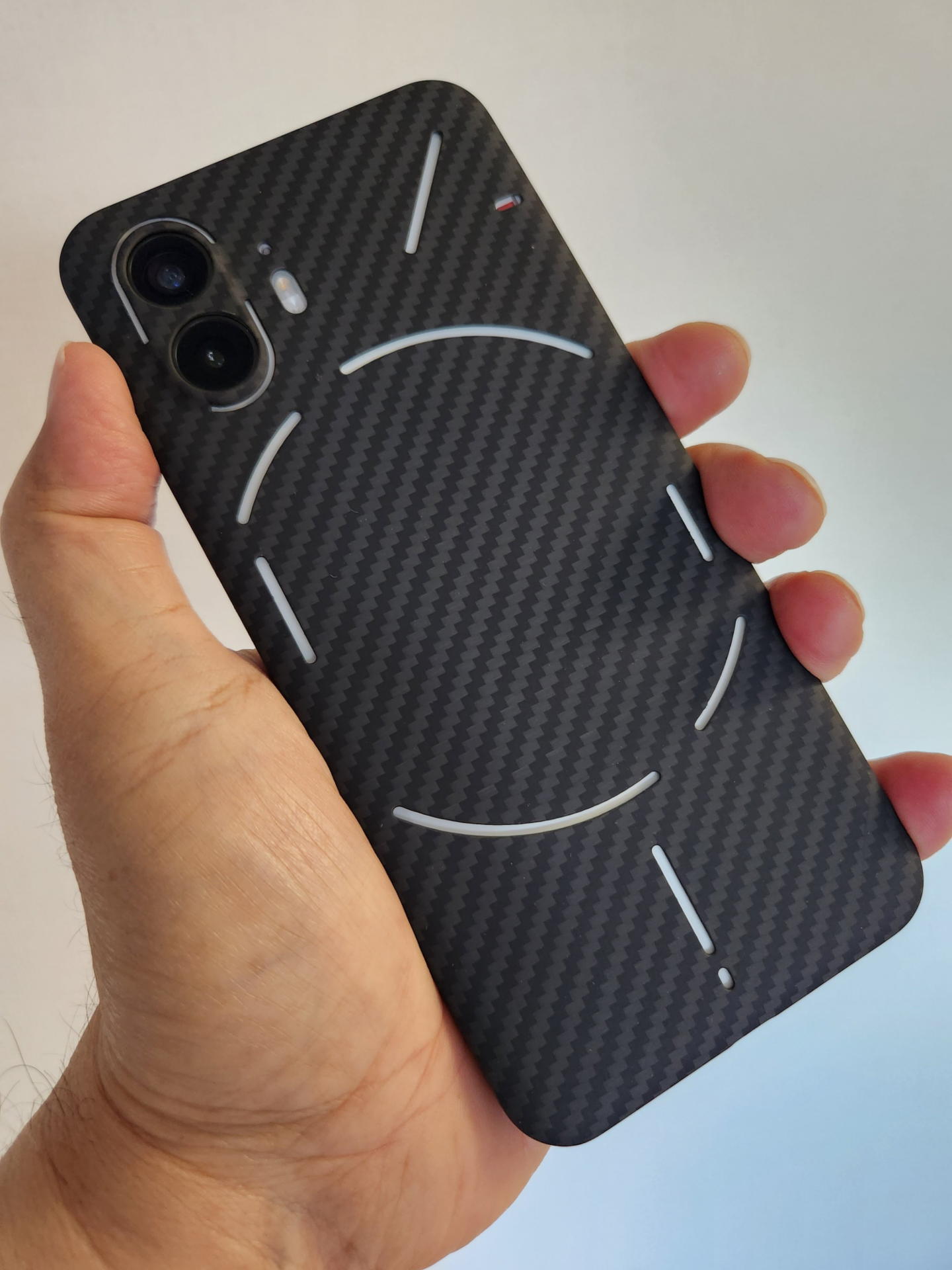 アラミドファイバーケースは定番だが軽い強い電波を邪魔しないと良いことだらけ。ケースによる贅肉が付かず持ちやすくGlyphインターフェイスの表示もバッチリ