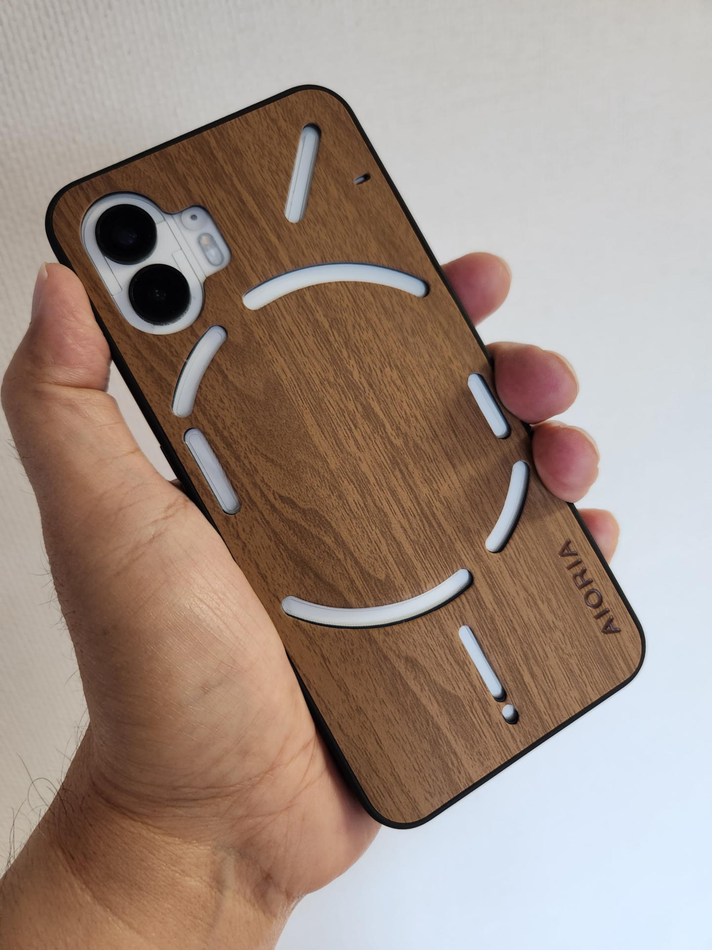 いっぽうウッド風ケースはクール過ぎるNothing Phone (2)に温かみをプラスしてくれる。もちろんGlyphインターフェイスの表現には全く支障なくカットされている