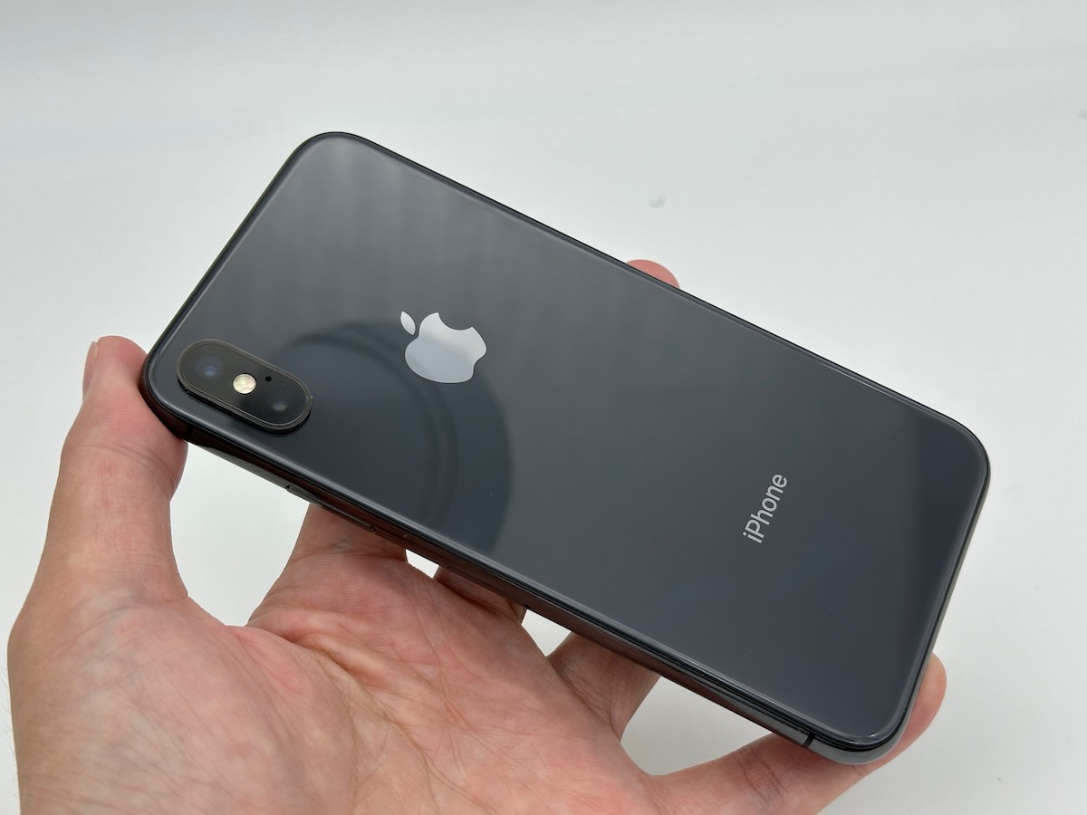 iPhone X。iPhoneとしては10年目のモデルだが、発売は2017年、けっこう懐かしい